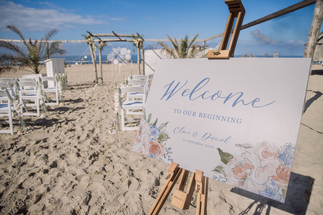 📷 credits: @modifotografie
Weddingplanner: @experience_more_weddings
Locatie: @zoomersaanzee
Fotograaf: @Modifotografie
2e fotograaf: @bytan.photography
Videograaf: @mindclipsmedia
Styling: @mooi.je.boel
Stationery & Kalligrafie: @wittyink
Taart: @jetaarten
Haar/visagie: @lo.hairandmakeup
Jurk: @uniquebridesbymatty
Pak: @zanotailoring
Ringen: @ringsoflove_trouwringenthuis
Jasjes & Kimono:@aim_your_wedding
Babs: @trouwambtenaareefje-fimke
Muziek: @nienkewijnhoven
Bruid: @_kkelyy_
Bruidegom: @emiel_meijer
#weddingstationery #beachwedding #beachweddinginspo #zoomersaanzee #trouwenophetstrand #strandbruiloft #welkomstbord #trouwkaartenopmaat