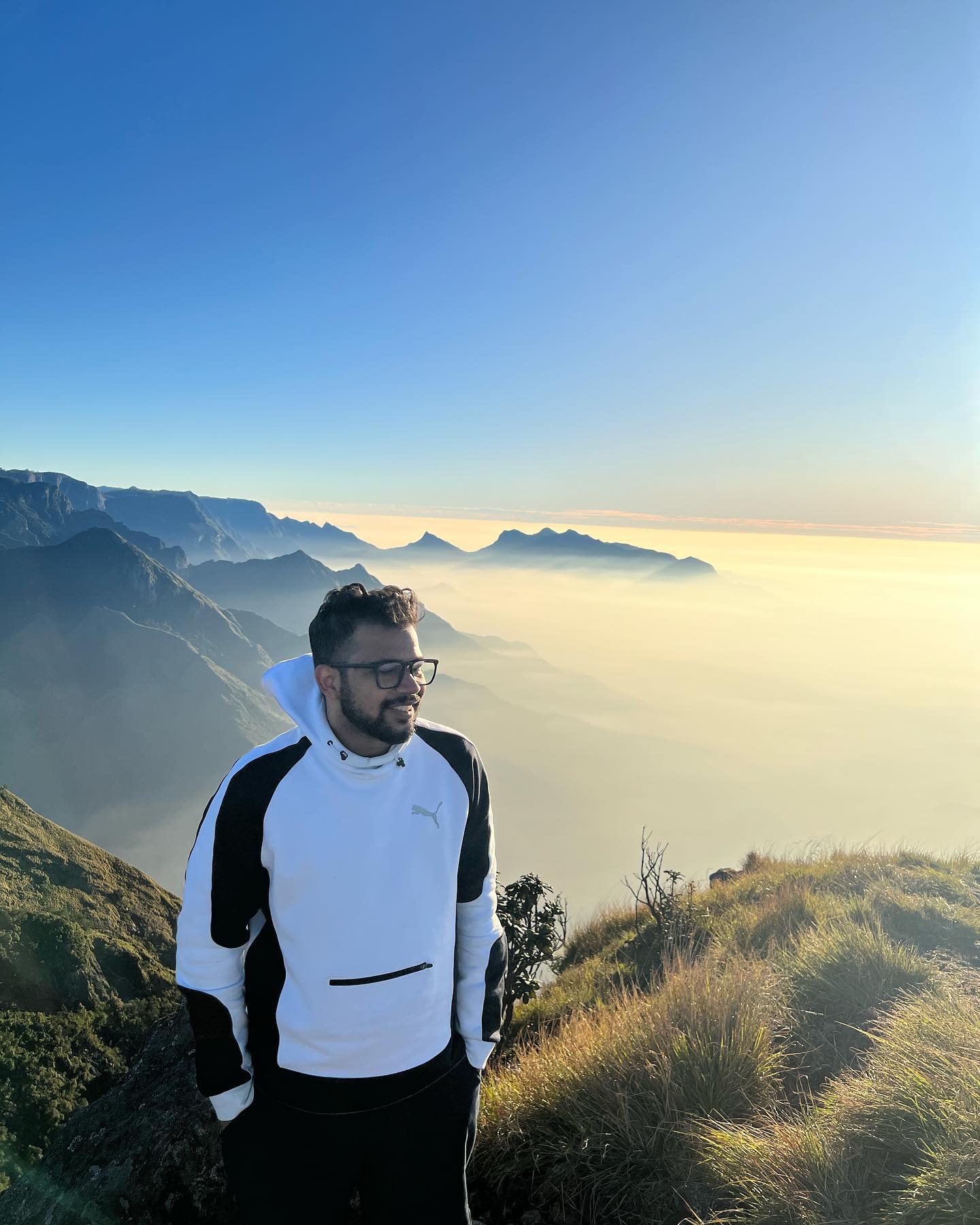 Lights will guide you home!
To more sunrises this year. 🥂
#MunnarTravel