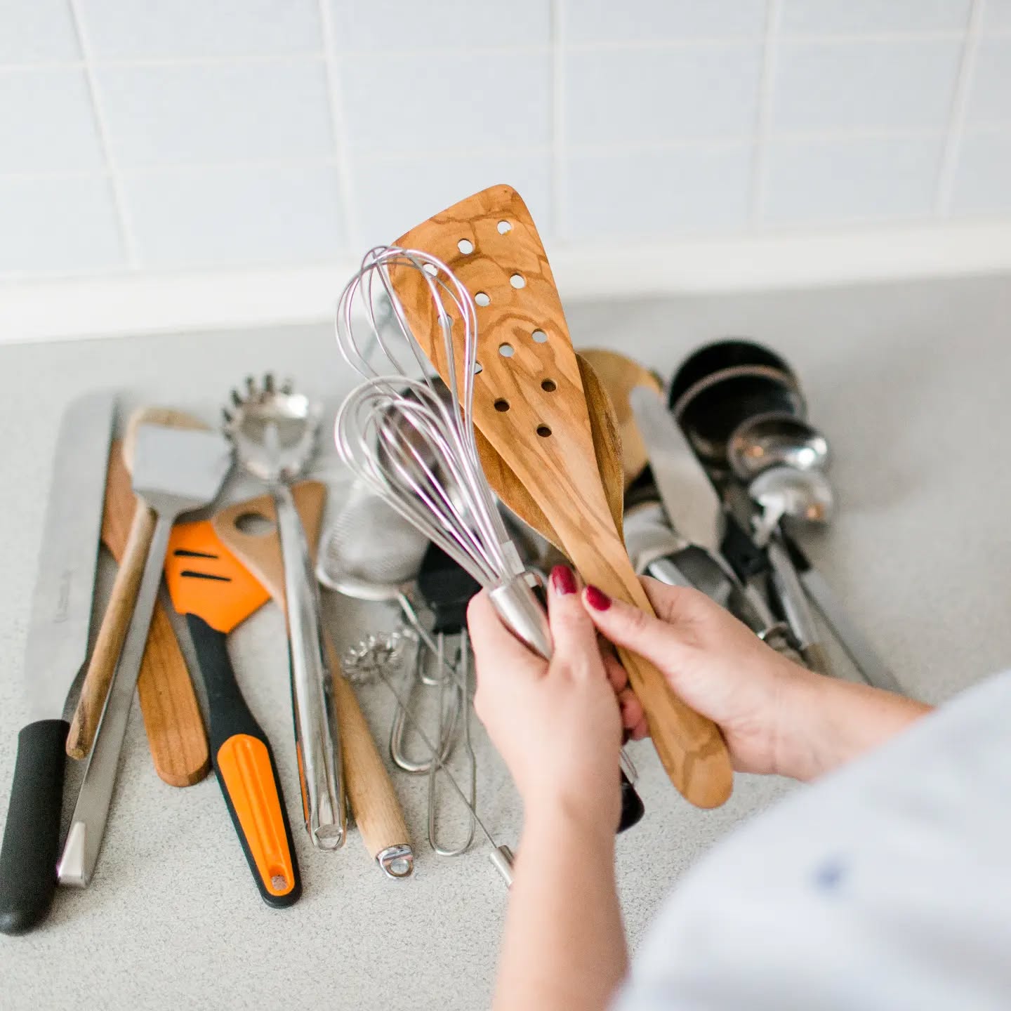 Mit welchem Kochlöffel kochst du wirklich gern? Die Glückssachen in der Küche zu finden ist eine eigene Herausforderung! Dafür sollte man sich Zeit nehmen und nach diesen drei Kategorien ausmisten: Lebensmittel, Kochutensilien, Essutensilien.
1. alles ausräumen und auf einen Haufen legen
2. den Glückscheck bei jeder einzelnen Sache machen und
3. dann so weit wie möglich stehend und in Kategorien gesammelt einsortieren. Holz zu Holz, Metall zu Metall und Kunststoff zu Kunststoff.
#glueckssachen #sparkjoy #konmari #mariekondo #konmariconsultant #magiccleaning #ordnung #ordnungscoach #ordnungsberatung #aufräumen #ausmisten #entrümpeln #organisieren #ordnungshilfe #linz #leonding #oberösterreich