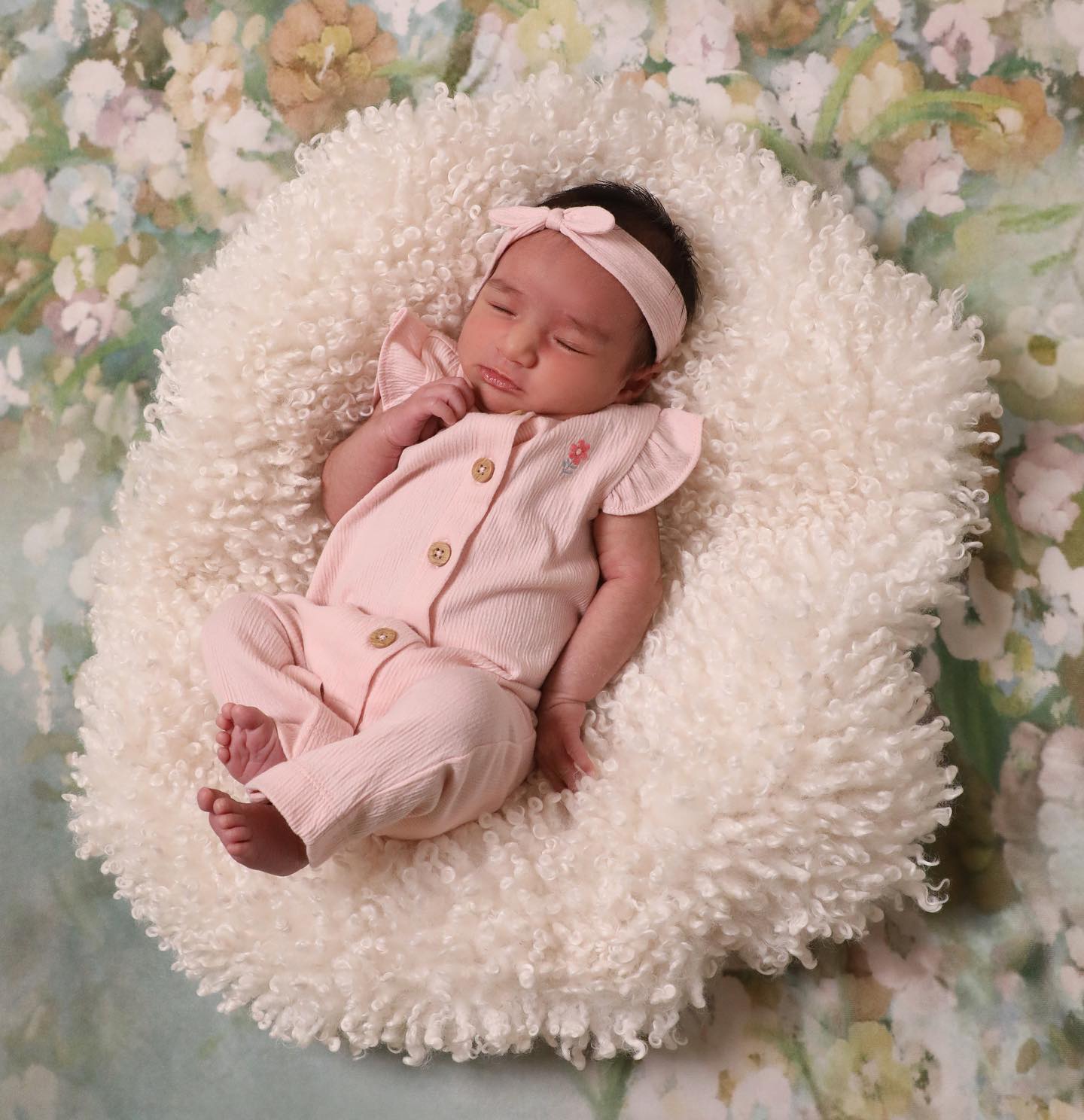 This little one sleeping so sweetly. One of the soft flower backdrops. #yycbabies #calgarybabyphotographer