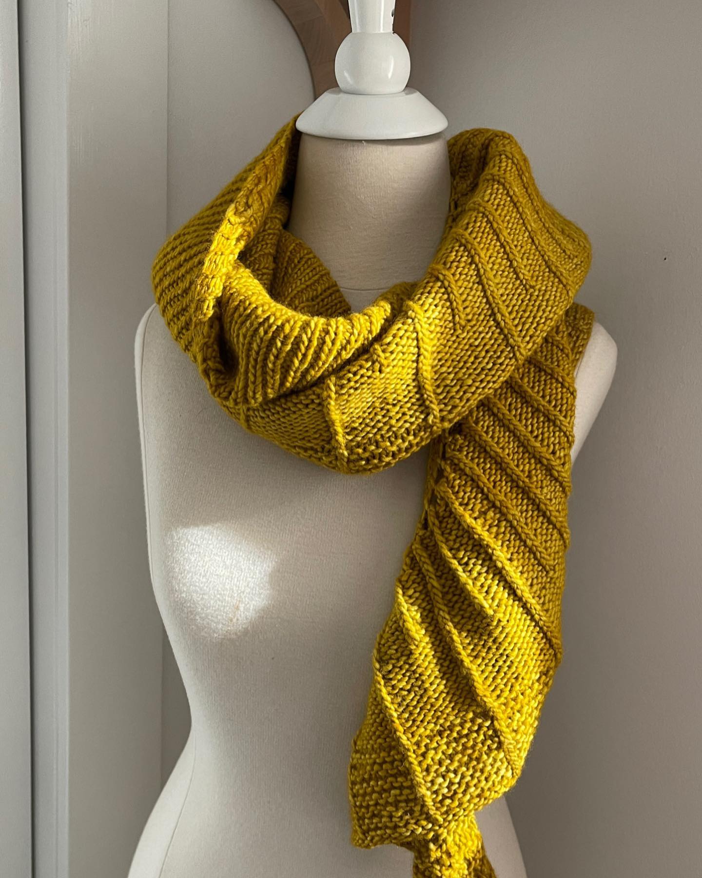 Another version of the Smriti shawl. I changed it to look like sun rays and to be larger. It’s goes perfectly with my woven coat. @malabrigoyarn in Frank Ochre. So cozy. 😊 #malabrigo #knitting