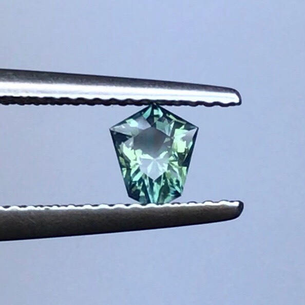 Saphir d’Auvergne taille écusson | saphir teal | french sapphire.
1 : Saphir d’Auvergne taille écusson 0,58ct
#saphir #saphirdefrance #saphirdauvergne #frenchsapphire #finegems #exceptionalgemstones #teal #tealsapphire #bluesapphire #naturalgemstone #ethicalgemstone #ethicallymined #naturalsapphire #unheatedsapphire #saphirnaturel #pierresethiques #joaillerieethique
#sapphire #gemme #cuttinggemstones #precisioncut #ethicaljewelry #highjewelry #jewelrydesign #statementjewelry #hautejoaillerie #minetomarket #jewelrydesigner #jewelryblogger #gemstonetraceability