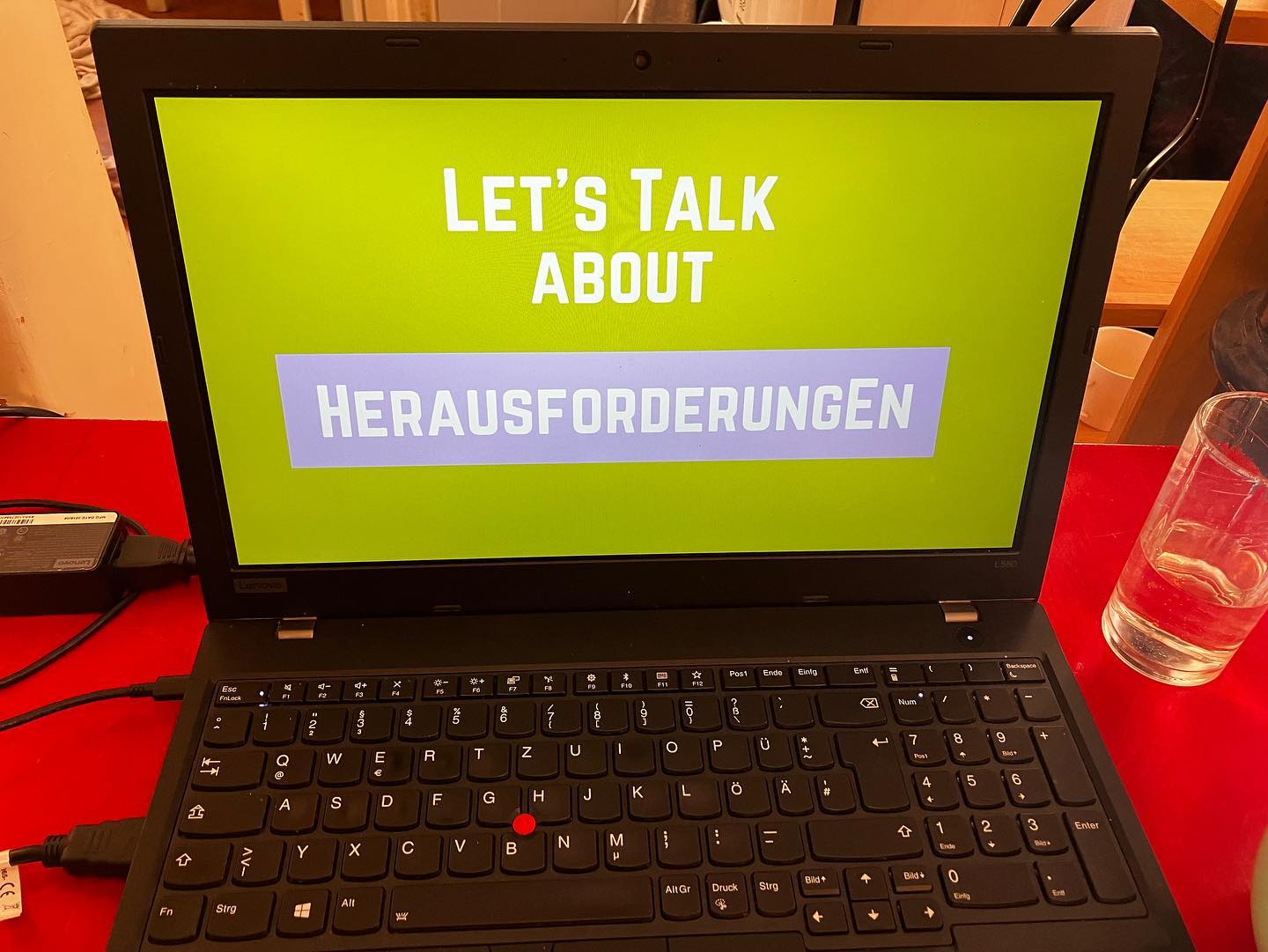 Hannah @hanutscha_bee & ich haben dieses WE unser 1. MULTIPLIKATOR*INNEN Seminar gegen die Mythen rund um #vulva #vagina & co. angeboten und ich bin sprachlos. 👏😍💜🧠gleichzeitig voll & leer & sehr dankbar! Es war eine tolle und offene und motivierte Gruppe aus (zukünftig-) im päda und sozialen Bereich arbeitenden Menschen, die ihre freie Zeit mit uns und queer*feministischen sowie rassismuskritischen Inhalten verbracht haben. Es gab so wichtige und lehrreiche Gespräche! Wir haben uns über Dinge, wie: anatomische Realitäten, sex päda Bildungsmaterialien, rechtliche Grundlagen, Gespräche mit Eltern und Zielgruppen sowie Herausforderungen (... und vieles mehr) ausgetauscht. Wir haben viel voneinander gelernt - für mich auch immer spannend pädagogische Methoden zu erlernen und anzuwenden ... und Hannah und ich werden mit den Erfahrungen von diesem ersten Versuch unser Seminar weiter konzeptionieren. so, dass uns regelmäßig Menschen und Institutionen aus dem Bildungsbereich anfragen können - mit dem Ziel, ihre Sprache, Haltung und Handlungen zu reflektieren und zu sensibilisieren. überlegt mal, wie großartig wäre es, wenn zB alle Erzieher*innen im Kindergarten die Genitalien der Kinder korrekt benennen könnten!! und Leute eine Sprache nutzen, die ihre Patient*innen und Klient*innen, Schüler*innen und Jugendliche etc. nicht in das binäre cis System presst... und lernen und verstehen, was Intersektionalität ist und was es mit sexualitätsbezogenen Rassismen auf sich hat... So eine Multiplikator*innen Sache fühlt sich wie ein guter und nachhaltiger Weg dafür an. Wie Hefeteig oder Sauerteig, der in den Köpfen der anderen weiterwächst und das Wissen weiter geteilt wird ... deshalb auch mega Danke an Hannah Baur, die nicht nur unser pädagogisches Konzept entwickelt hat, sondern auch noch ihre MA-Arbeit über unsere Schulung schreibt!!! 💜und 🌹- Danke an Qùynh-nhu @nhumi2050 für den Workshop zu "Intersektionalität - Ein kritischer Blick auf Begehren" 💜 Bin gespannt, was die Teilnehmenden jetzt so mit dem Erlernten anstellen ... #multiplikation #dasjungfernhäutchengibtesnicht #sexuellebildungfüralle #feminismus #menschenrecht @aktionswoche_sexuelle_bildung