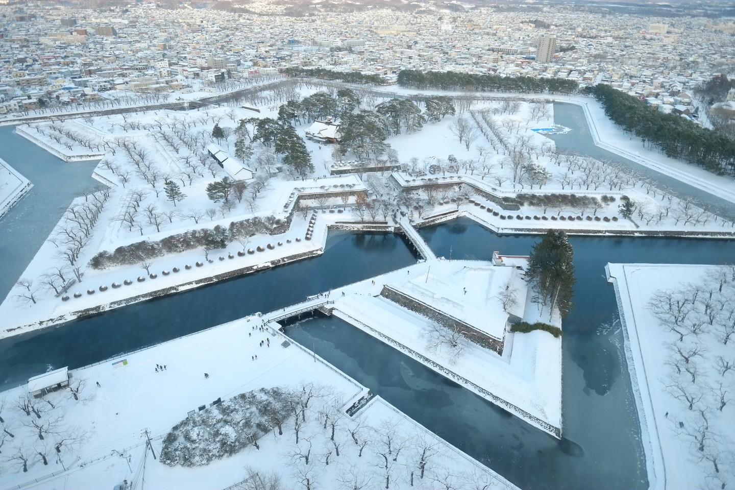 Fort Goryokaku (五稜郭, Goryōkaku) is a massive, star-shaped, Western-style citadel, which was built in the last years of the Edo Period (1603-1868) for the defense of Hakodate against the imperialist threat posed by the Western powers. A few years later, the fort became the site of a civil war between an army of the shogunate and the superior troops of the newly established Meiji government.
.
After the fort had lost its military importance, it was eventually turned into a public park in the 1910s. Over one thousand cherry trees were planted along its moats, making it one of Hokkaido's best cherry blossom spots. The peak of the blooming season usually takes place around early May.
.
.
Goryokaku Tower admission fee: JPY900
.
.
五棱郭是一座建于150年前的西洋式城郭。位于 五棱郭公园的西南方向,伫立着一座107米高的五棱郭塔,展望台增高至90米,在这里能俯视五棱郭的星形城郭全景。星形护城河微波涟漪,尽收眼底。约有1600株樱花树矗立在护城河边。到了春季,这里就成为北海道观赏樱花的最佳景点之一。夏季里绿树成茵,秋季里红叶纷纷,而到了冬季,护城河仿佛雕刻在雪中的五角星,银装素裹,蔚为壮观。
五棱郭塔内的1层设有礼品专卖店和介绍五棱郭历史的展厅,2层为餐厅。
.
.
交通: 乘有轨电车20分钟到五棱郭公园前车站下车,步行15分钟即到,从五棱郭公园往西南方向 步行即可
门票: 登展望台成人票为900日元
开放时间: 4月21日-10月20日8:00-19:00,10月21日-次年4月20日9:00-18:00
.
.
#japanguide #triptojapan #travelinjapan #visitjapanjp #visjtmyjapan #jntosg #visitjapanphillipplines #jntoid #visitjapanAU #japanrevealed #travelgraphy #travelgram #traveling #trending #japanese #instagram #hakodate #visithakodate #hokkaido #goryokaku #goryokakutower #observatory #hokkaidoguide