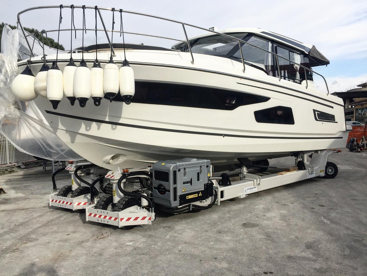 Small but powerful 🤗 #naples #lastdelivery #M15SALR #adjustablewidth #shipyard #marina #yard #transporter #altoservice #boatmover #madeinitaly #moving #yanmar
