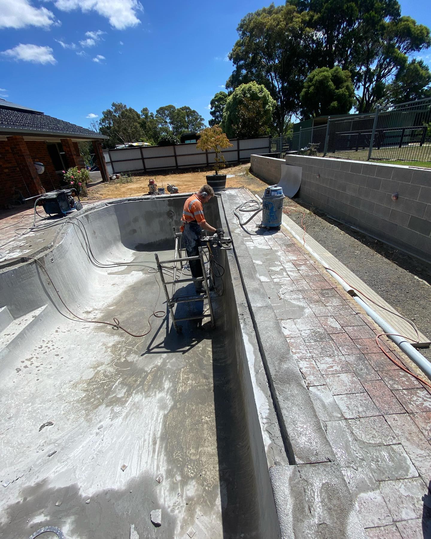 Flushcutting and removing pool capping today.
#cuttingforce #cutting #tyrolit #hilti #australia #melbourne #gippsland #traralgon #coredrilling #cutting #grinding #concrete #scaning #flushcutting
#ringsawing #wiresawing #handsawing #roadsawing #generator #furphy #site #construction
