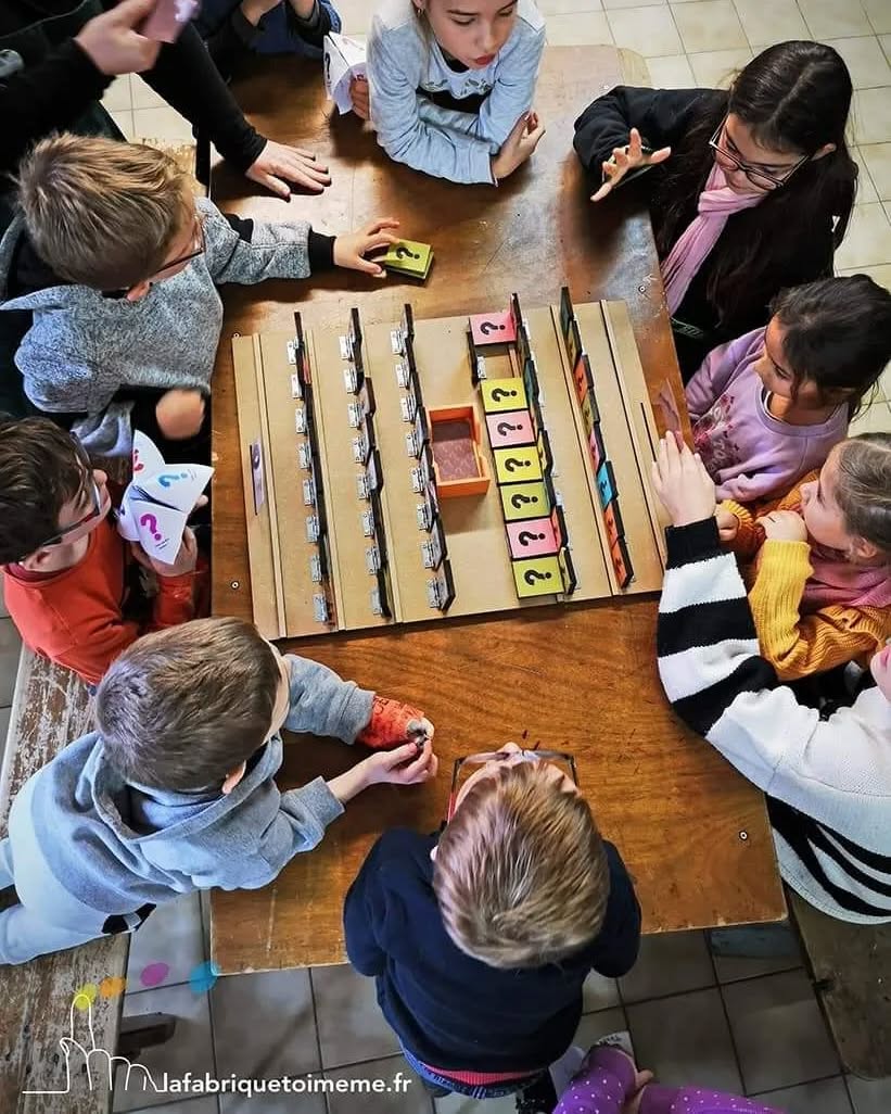 ❓QUI EST-CE… qui trie ses déchets❓
🪛 🖍💪 Un jeu de plateau unique au monde réalisé avec les enfants du centre de loisirs de Lagrolère !
Ce projet s’est déroulé tout au long du mois de janvier :
🎭 D’abord, les enfants ont assisté au spectacle « Maître trieur Sauveteur »
🌳 Puis, il sont partis ramasser les déchets autour du centre de loisirs (bonne nouvelle, ils en trouvé très peu !)
♻️ Ils ont ensuite visité la déchèterie de Montayral guidés par les ados du @pole.jeunesse.fumel.valeedulot. Ils ont alors choisi et photographié un déchet pour illustrer…
🎲 … un plateau de jeu !
Les dessins et le plateau de jeu ont été mitonnés avec soin par @emilieblabla_graphiste. Le tout a été assemblé, peint, collé, découpé avec les enfants et les animateurs de choc du centre de loisirs.
💬 Et puis on a joué : « Est-ce que ce déchet va au compost ? », « Est-ce qu’il est recyclable ? »… et même fabriqué une cocotte « Maxi Tri » !
………………..
💪 Un projet porté par Spectacles Fumel Vallée du Lot & Explor'Acteurs @culturefvl47500 et le service environnement de Fumel Vallée du Lot. Un grand merci à Magali Birat Pro, Sophie Martin, Charlène Goutouly pour leur confiance 🙌
Merci à l’équipe du centre de loisirs de Lagrolère pour leur accueil et l’organisation au top !
Avec @emilieblabla_graphiste et @christelleloubriat médiatrice culturelle
#mediationculturelle #tridesdechets #jeu #lafabriquetoimeme