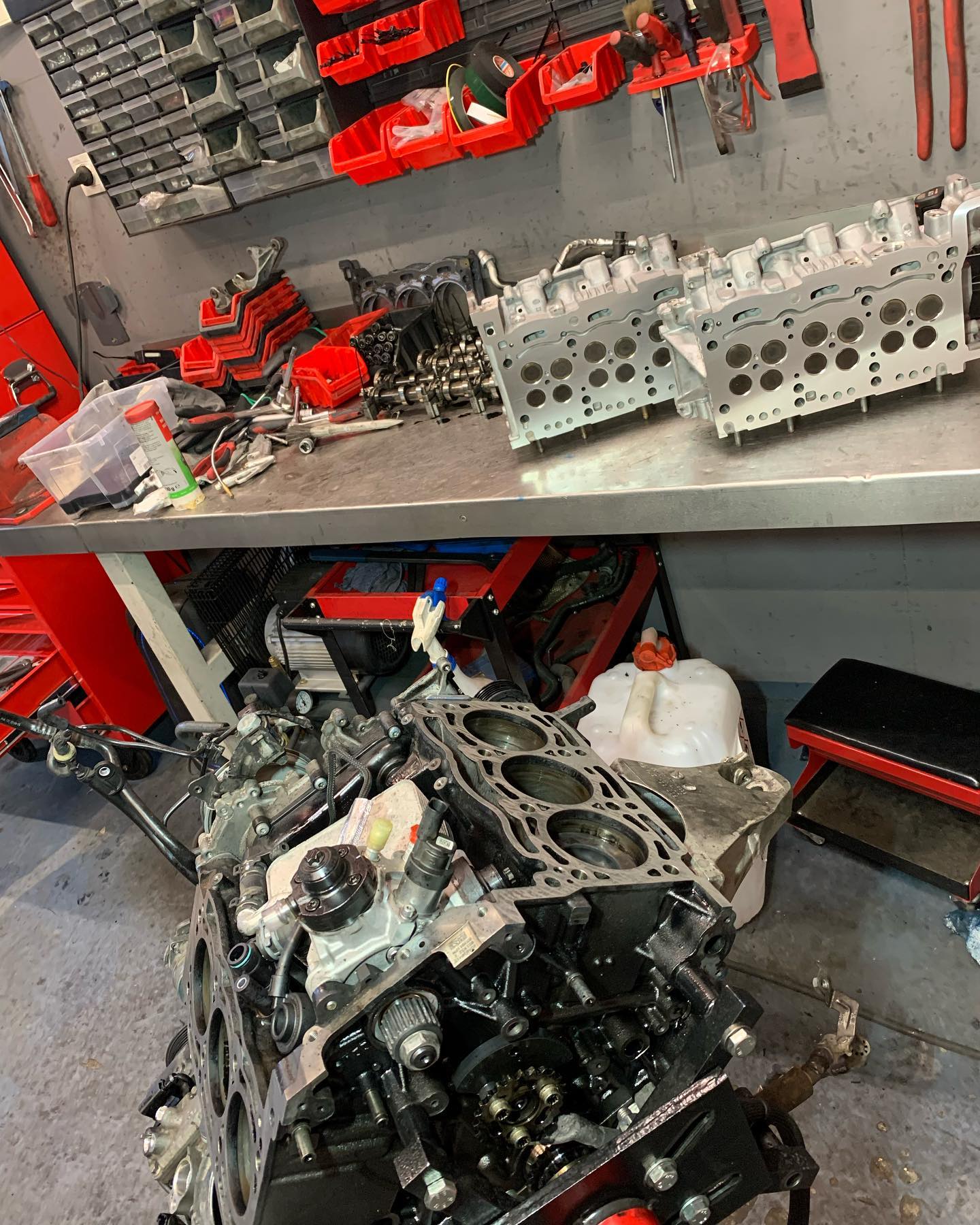 Skládačka…
.
#porsche #porschecayenne #v6 #repair #vwgroup #engine #motor #head #block #job #car #czech #cars #love #czechrepublic #auto #photography #czechgirl #czechboy #instagood #photo #photooftheday #top #audi #black #girl #instagram #picoftheday #boy #carporn