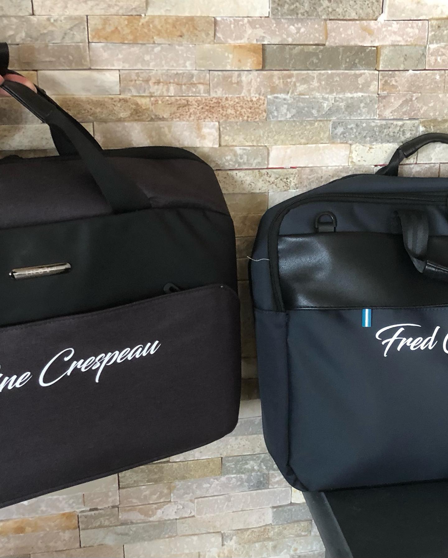 Personnalisation de sacoches et gourdes pour ne pas se tromper lors des réunions à plusieurs. #reunion#personnalisation#gourdes