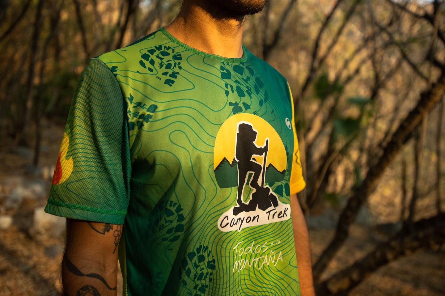 Monta-ñeros!, estamos vendiendo estas camisetas👕. Están en color verde 🟢 y negro ⚫️, la tela es transpirable, tiene bolsillos para guardar el bocadillo, gel, o lo que quieran 😜. Apoyen invirtiendo en este proyecto hecho con amor 🏜️. También hay busos! Las pueden usar para caminar, correr, montar bici, parchar, ¡lo que quieran!, sin hablar paja esta bien melas 🚀
.
📸 @axelrv.photo @rrosmarinus