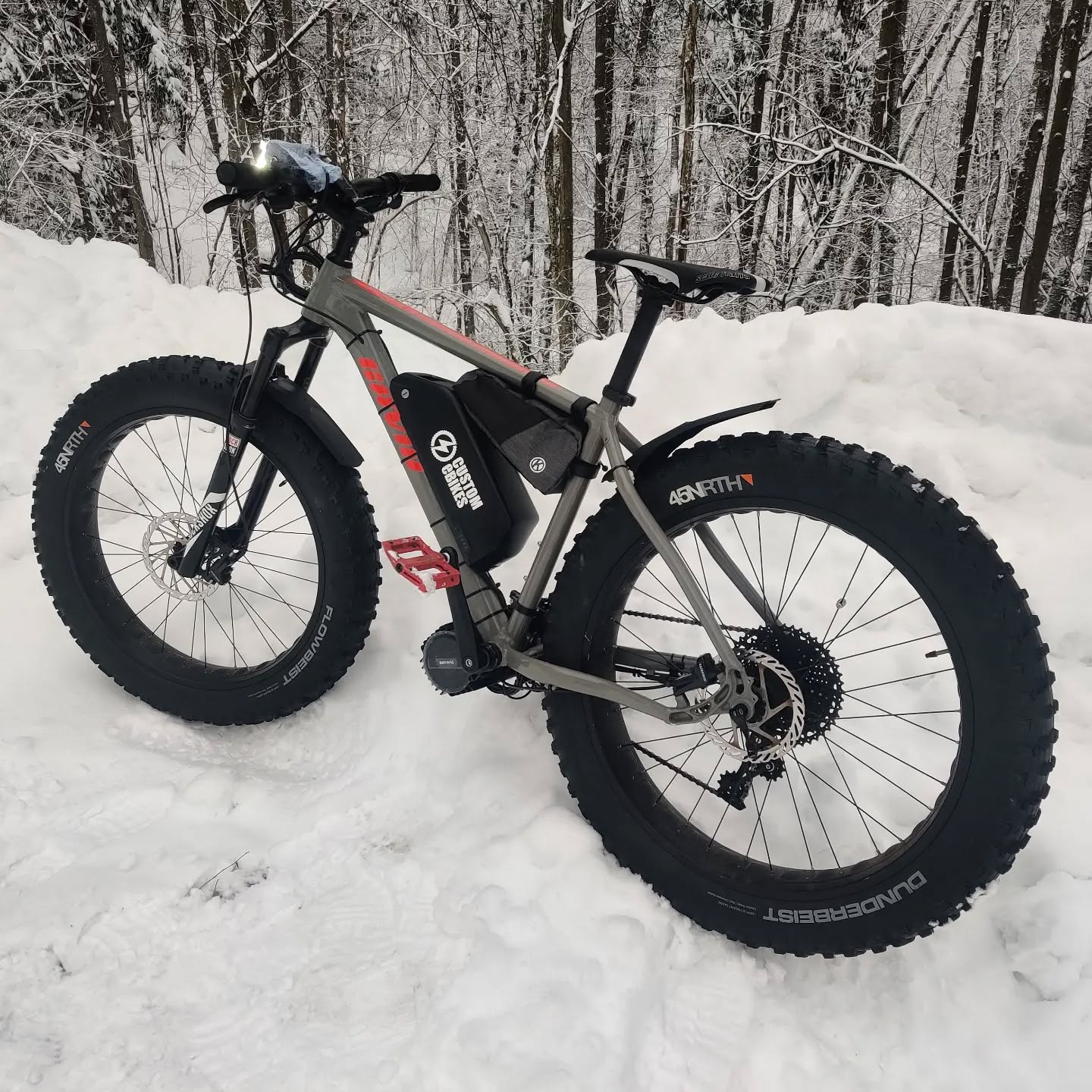 Gott nytt 2023, rett på nyåret fikk vi besøk av en Gavia "fatbike". Dette er en riktig toppmodell som ble perfekt som elsykkel. Forholdene var perfekte for en riktig prøvekjøring
#fatbike #customebikes.no #customebikes #customelectricbikes #fulldemper #elsykkelkonverting #midtmotor #krankmotor #bafang #bafangmotor #ebikes #elsykkel #elsykkelkit #