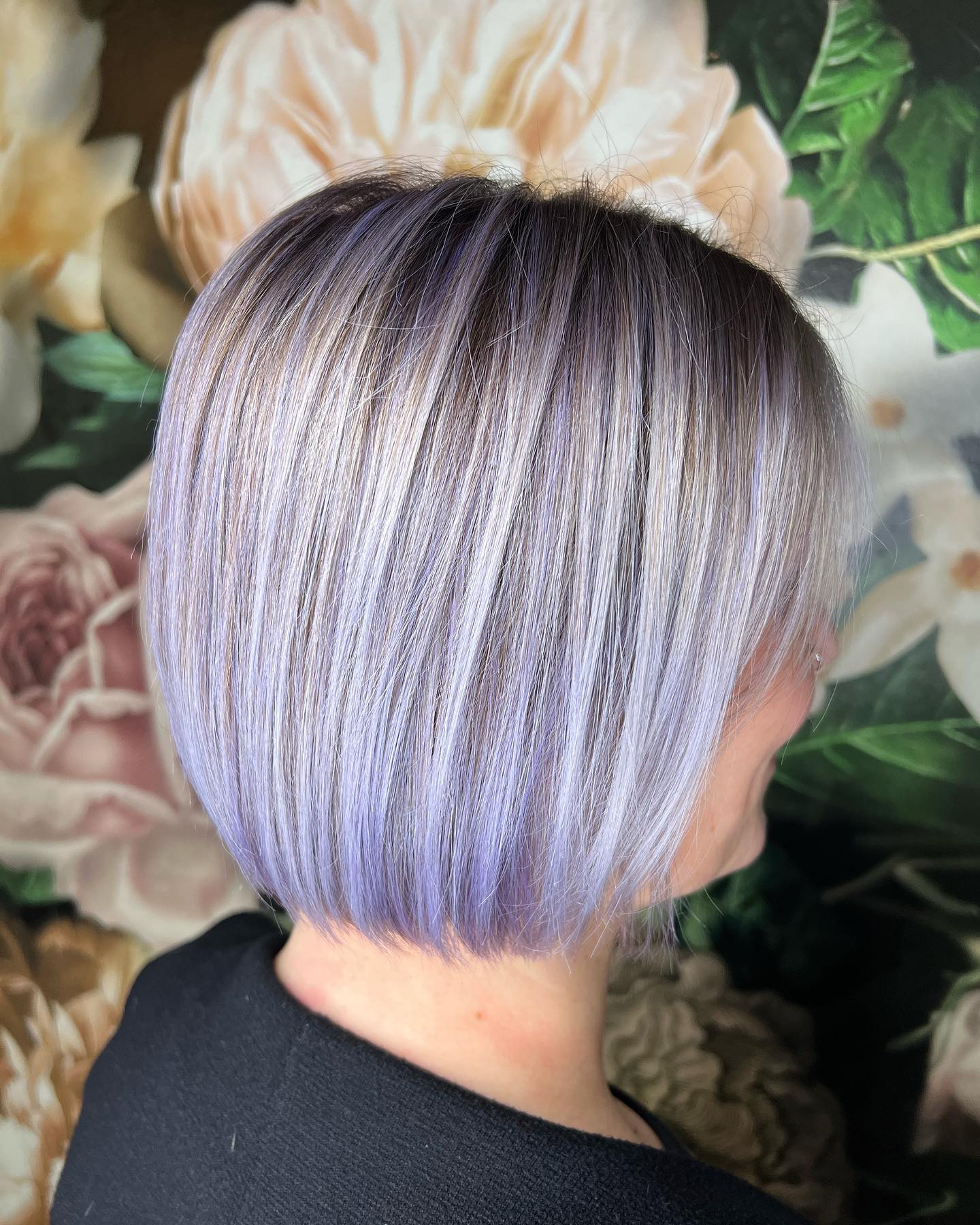 Wir lieben es mit neuen Techniken oder Farben zu arbeiten. Hier ein Ergebnis von heute! 💫
Work with @evopro Blond 3%
And Evo staino Lavender + Clear 1:2
And of course @olaplex 🔥
@the.amazing.amy
#haircut #hair #haircolor #lavenderblonde #blondehair #blonde #hairstyle #evoblonde #evohair #hairdresser #berlin #köpenick
