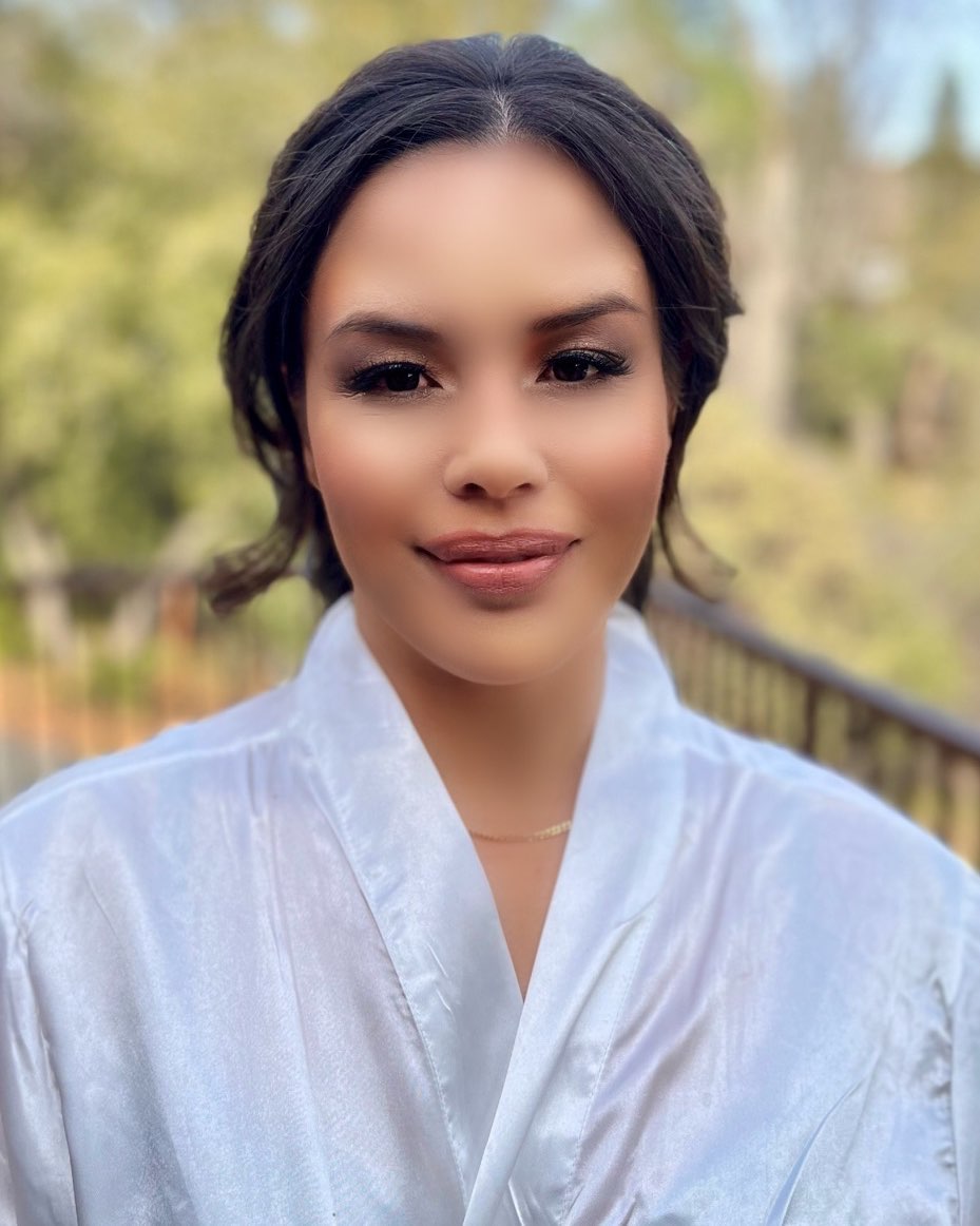 Shimmery lids and semi-glossy lips strike a perfect balance with matte skin. #weddingwednesday
#bridalbeauty #bridalmakeup #softglam
Makeup & hair by Melanie @yosemitemakeup
#yosemitemakeup
.
.
.
Beauty Breakdown:
Prep: @Biodermausa @soniarosellibeauty @dermalogica @peterthomasrothofficial
Concealer/Hilite:@makeupforever
Contour:@danessamyricksbeauty The Balm
Foundation:@armanibeautypower fabric
Cheeks/Brows:@sennacosmetics
Shadow: @danessamyricksbeauty and @viseart pro palette grande
Powder:@RCMAbeauty @bennyemakeup
Lashes:@ardellbeauty #420 Lips:@elevatebeauty
Finish:@skindinavia
Hair:@kenraprofessional