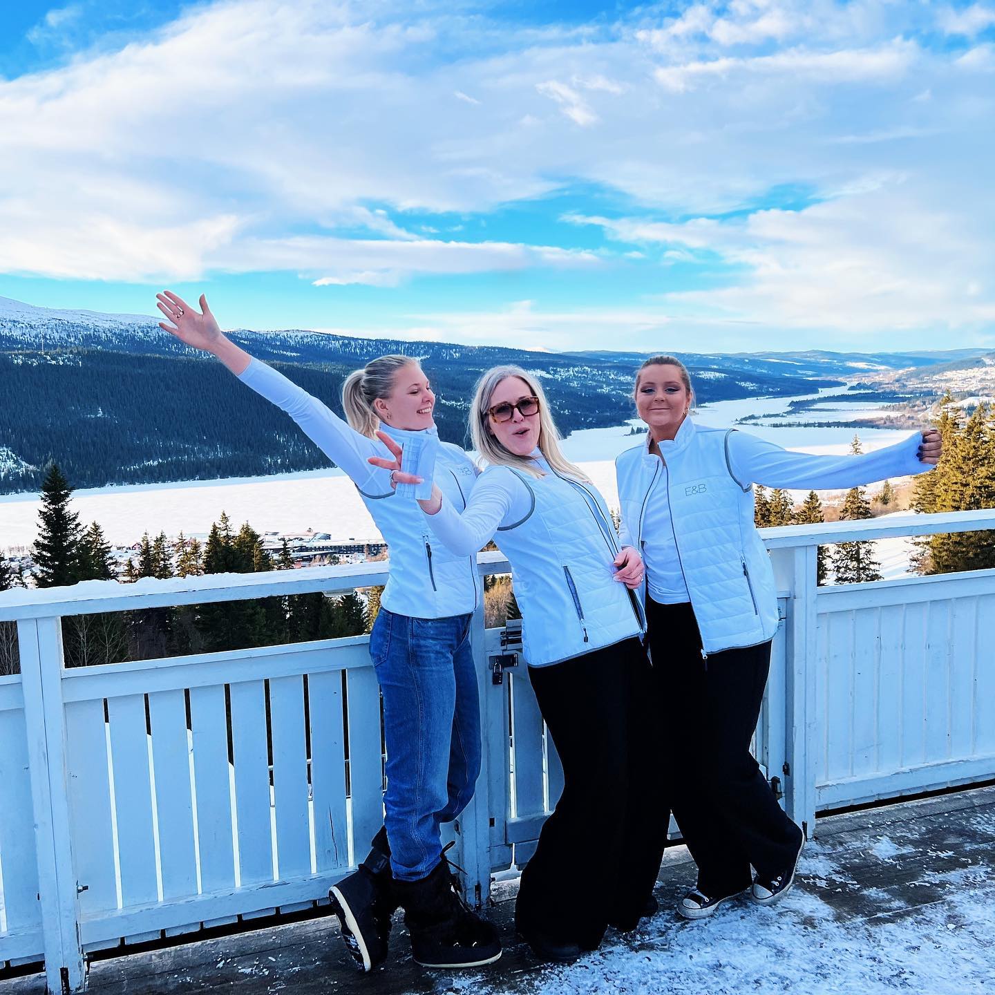 Glada tjejer som precis avslutat en fantastisk konferens i vackra Åre med stålande väder☀️