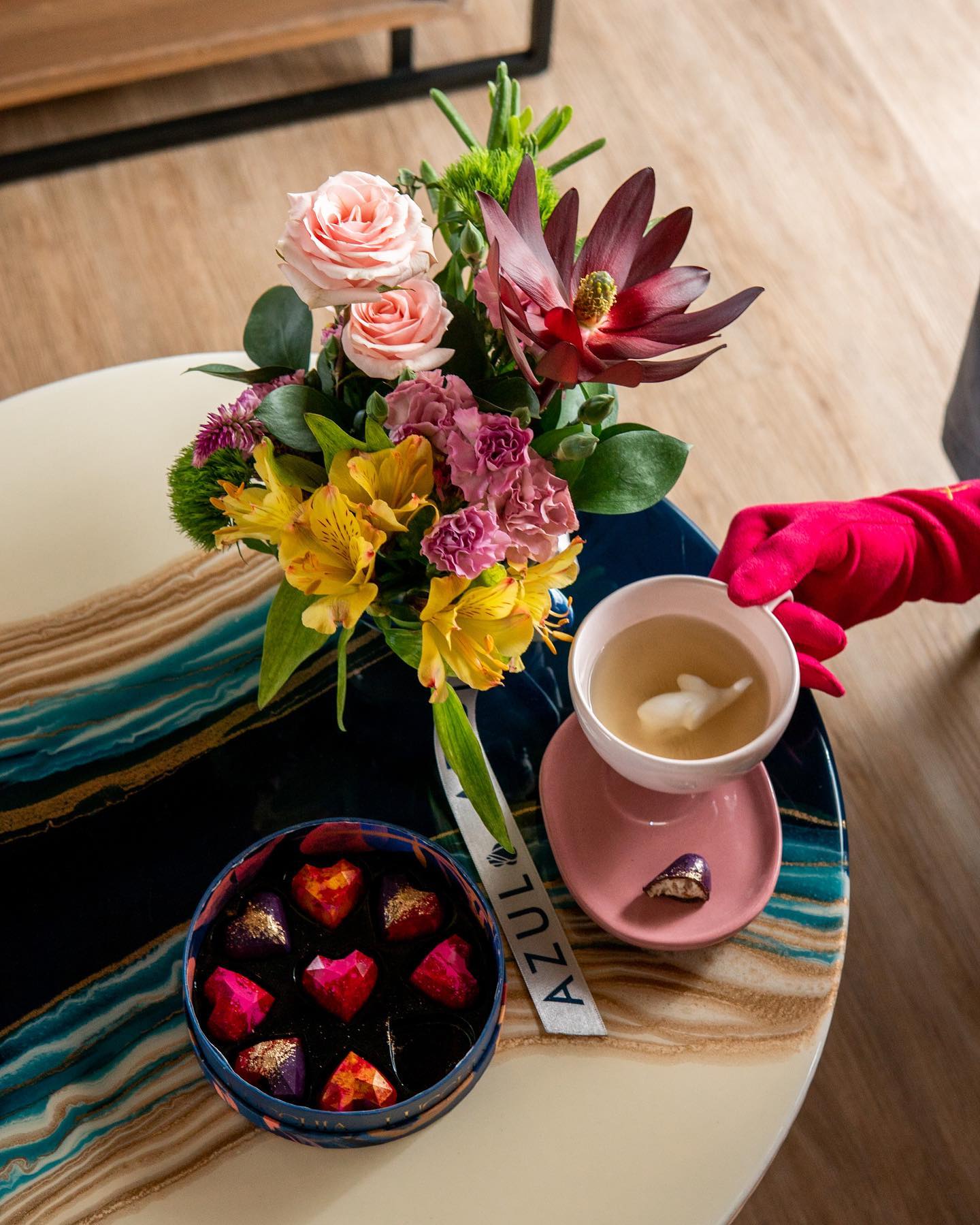 Ahora en A Z U L 💙 podrás acompañar tus arreglos con unos deliciosos Chocolates Gourmet o hermosas tazas Bou animal 🐇.
Llena de amor a esa persona especial y sorpréndela.
#floristeria #floresbogota #floresdecolombia #regalospersonalizados #arreglosflorales #regaloscorporativos