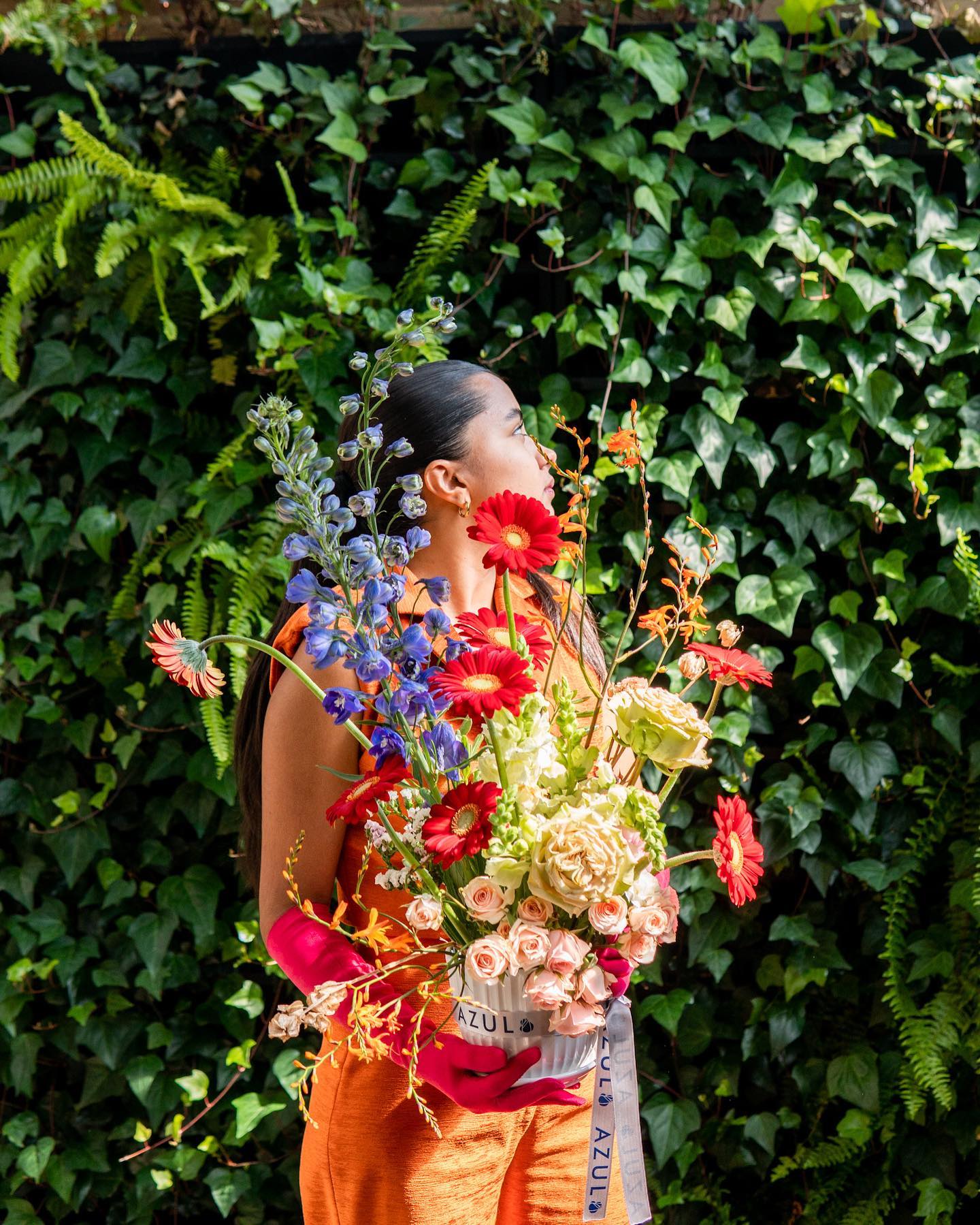 “CREO UNAS CREENCIAS NUEVAS Y MARAVILLOSAS PARA MÍ 🙂- Cada pensamiento que tengo y cada frase que pronuncio son una afirmación.
Las afirmaciones positivas crean experiencias positivas, y las negativas, experiencias negativas.
Me libero ahora del hábito de ver la vida con una actitud negativa. Mi nuevo hábito de afirmaciones es hablar solo de lo bueno que deseo en mi vida”
-Louise Hay