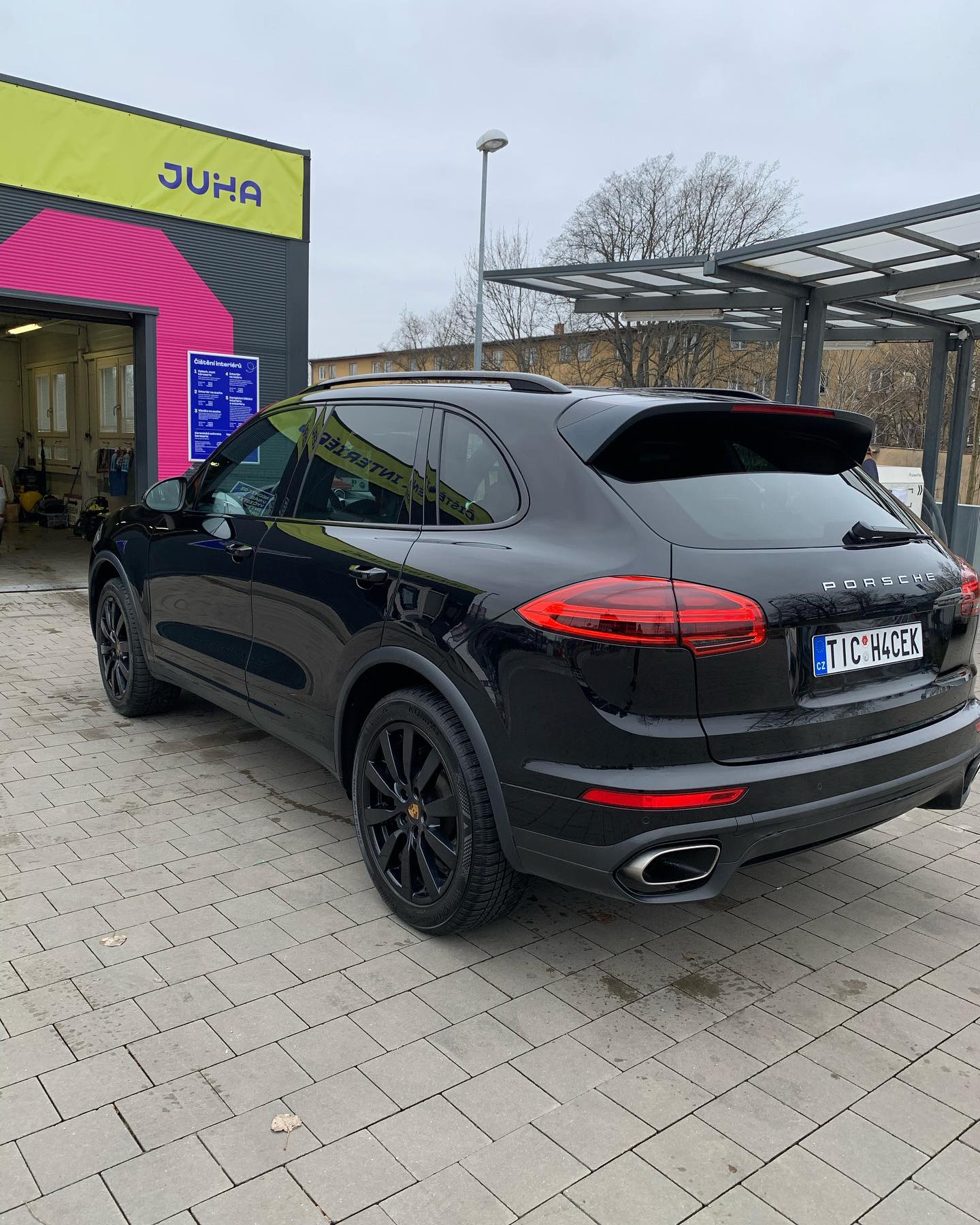 Porsche Cayenne
Trošku rozsáhlejší oprava
.
Podfouklé těsnění pod hlavou řady válců 1
.
Rovnání bloku motoru, repas hlav, nové vahadla zdvihátka, rozvody…
.
No a rovnou jsme to vzali i se vstřiky, vysokotlakým čerpadlem a turbem 😀
.
Najeto 260 xxx KM
.
Motor 3.0 Tdi.
.
Přejeme mnoho šťastných kilometrů
@mr.tichacek
.
#porsche #porschecayenne #repair #work #v6 #diesel #job #instagood #instaphoto #czech #brno #czechrepublic #brnoslatina #czechboy #tattoboy #audi #vw #skoda #seat #carservice #mechanik #black