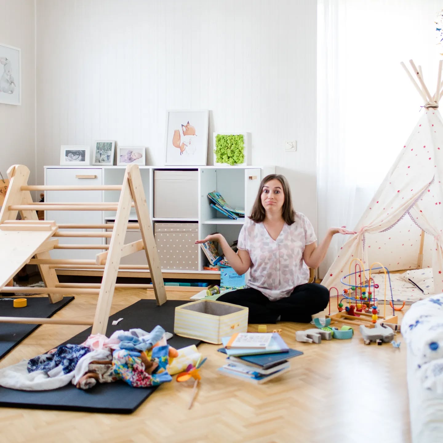 Kinderzimmer aufräumen kann ganz schön anstrengend sein. Dabei müsste das nicht sein, denn aufräumen mit Kindern macht Spaß! Los geht’s mit der Kinder-Serie:
Tipp Nr. 1: Vorbild sein! Wenn Eltern selbst alles liegen lassen und nur schlecht gelaunt aufräumen, wie soll es dann den Kleinen Spaß machen? Also besser selbst mit Freude aufräumen und dabei erzählen: „Schau ich räume die Sachen ein, damit wir es wieder gemütlich haben.“ Deine Einstellung muss sich zuerst ändern.
#kinderzimmer #kinderzimmerideen #kidsroom #glueckssachen #sparkjoy #konmari #mariekondo #konmariconsultant #magiccleaning #ordnung #ordnungscoach #ordnungsberatung #aufräumen #ausmisten #entrümpeln #organisieren #ordnungshilfe #linz #leonding #oberösterreich