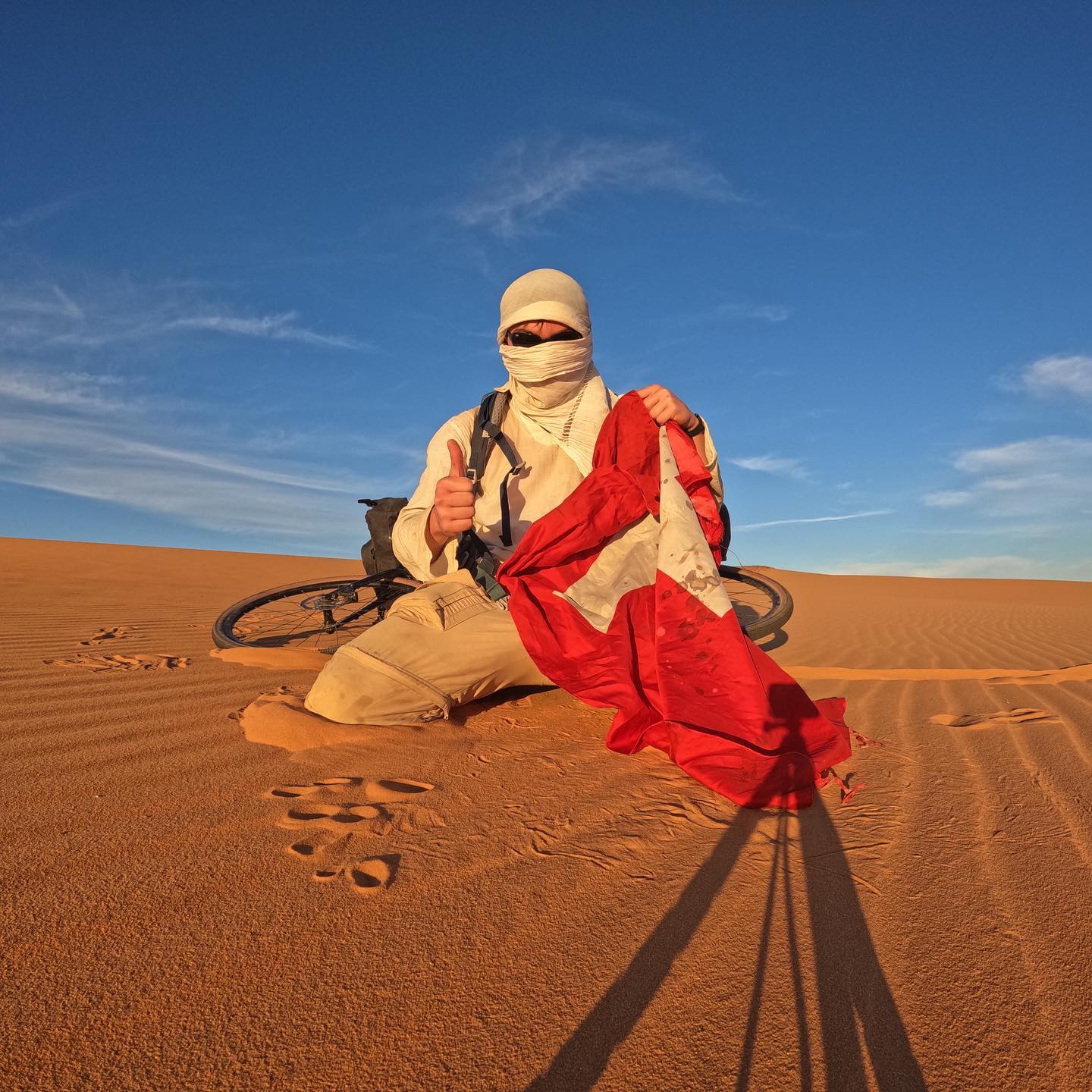 Défi sportif 04: Traversée du Désert du Sahara seul et en autonomie.
Durant ces 15 derniers jours, après les problèmes avec la police, l’armée égyptienne, les dangers du Soudan et surtout ceux du désert, j’ai réussi à traverser le désert du Sahara du nord de l’Égypte à Khartoum au Soudan. Soit une distance de ~ 2000km en vélo et a pied. #adventure #sahara #saharadesert #challenge #sport #autonomiealimentaire
