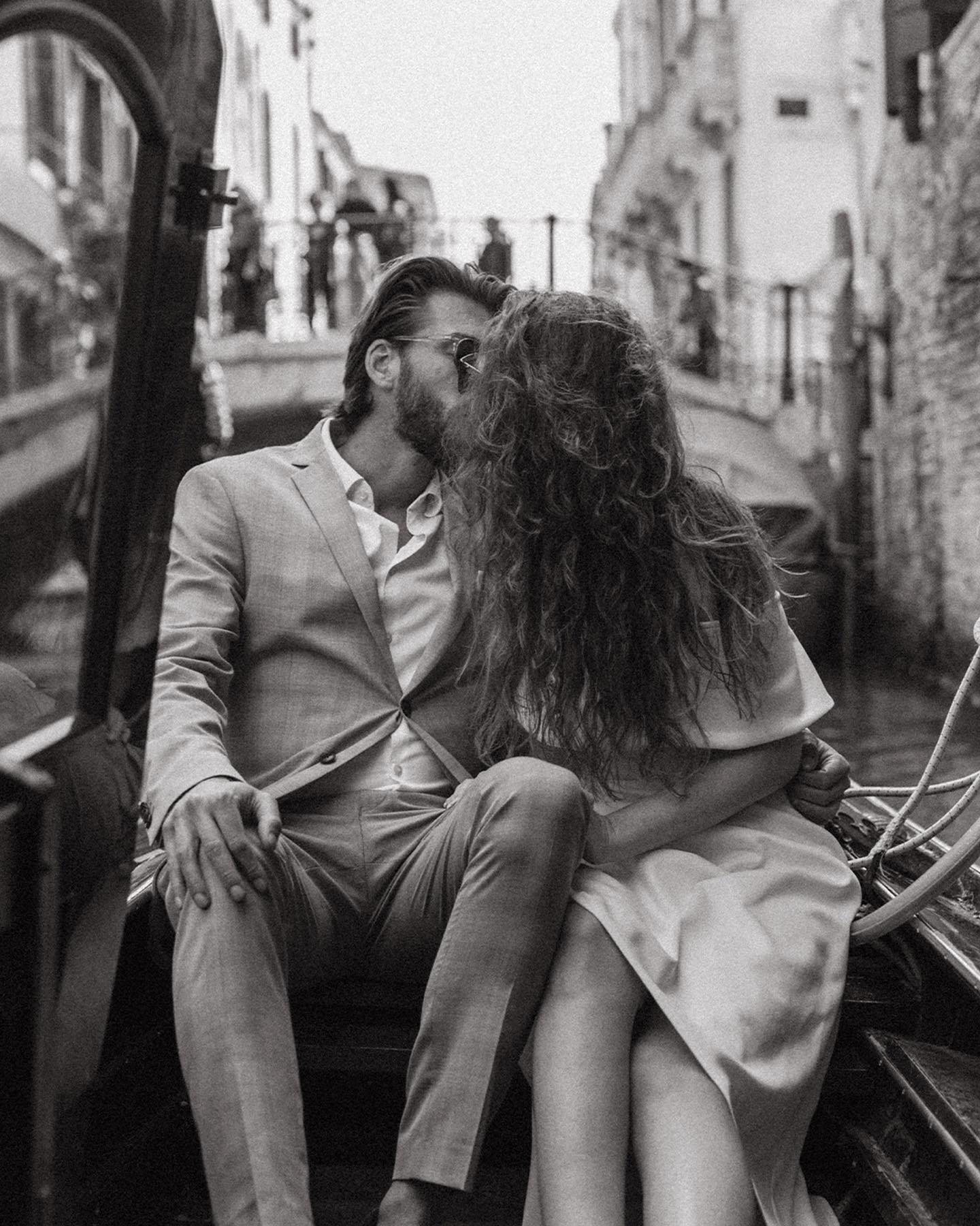 little lovestory from Venice 🤍
#lookslikefilmweddings #bitesandtickles #777luckyfish #dirtybootsandmessyhair #bitesandtickles #loveandwildhearts #adventurouslovestories #lightloovers #bellcoll #veniceisland #veniceitaly #monochromephotography #venedigentdecken #venedig #lookslikefilm #radcouples #couplegoals #belovedstories #veneziashooting