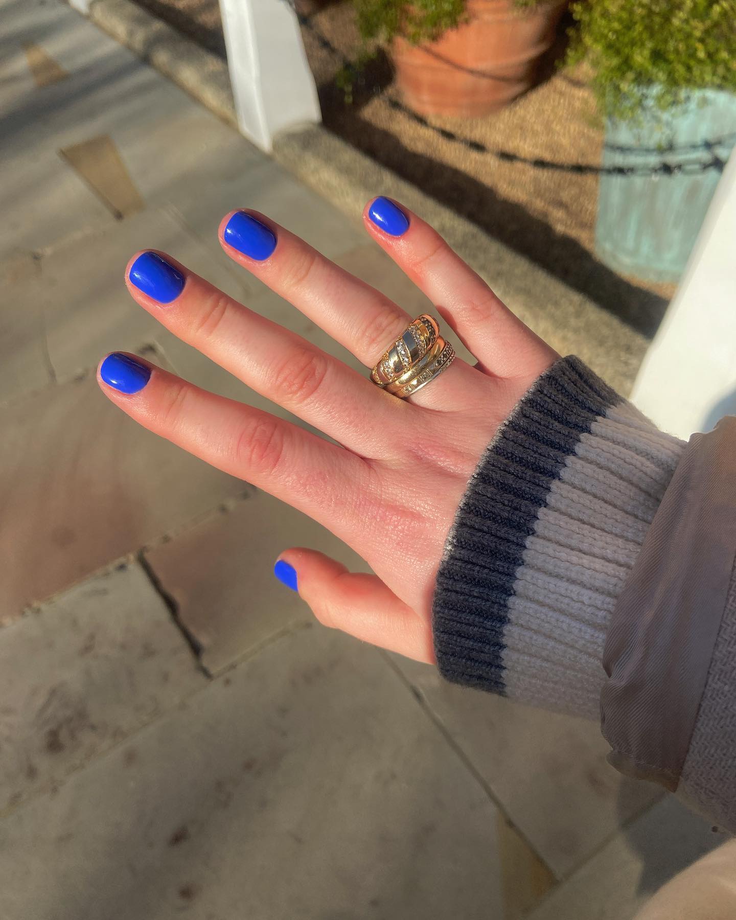 There are far more important things going on than nails and beauty right now but we gotta take those small joys where we can. For me this week, it’s @mytownhouseuk fixing my broken, trash nails with this bright blue 💙 Don’t think I was born with nails as short as this🥴 #gifted at the new King’s Rd salon