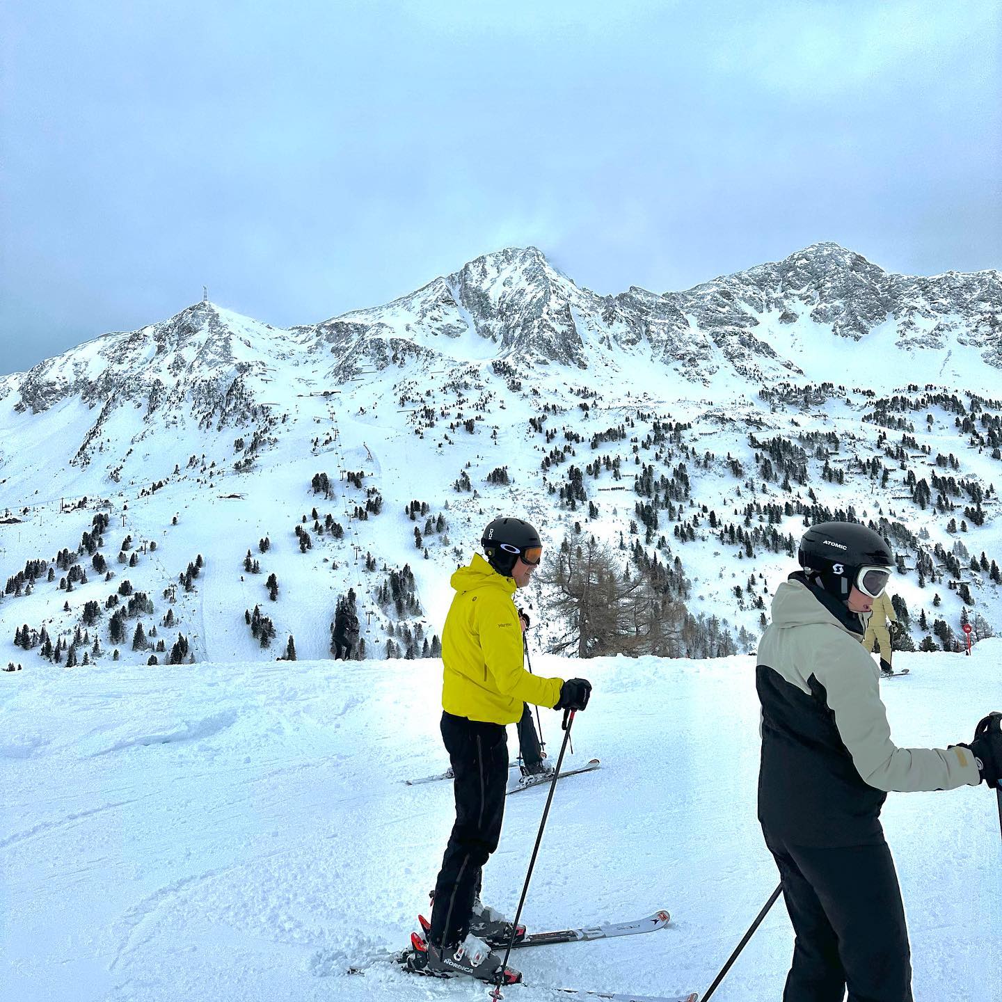 Nu är vi tillbaka i Sverige och har landat från Åre och Österrike! Här kommer en härlig bild från en dag i backen! ⛷️
