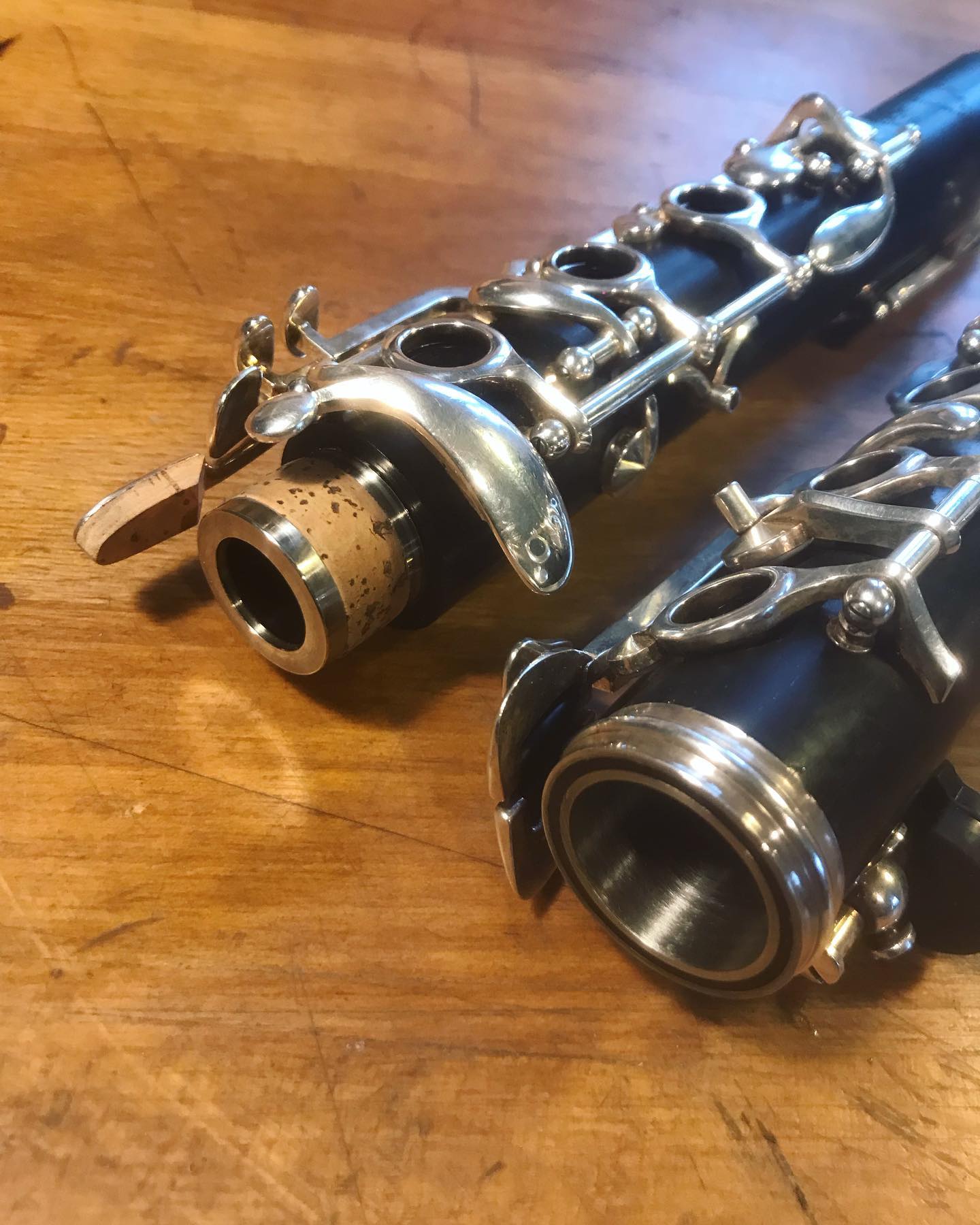 Durch dauerhaften Gebrauch war die Zapfenverbindung dieser Klarinette verschlissen und das Holz ausgebrochen. Schadhaftes Holz wurde an der Drehbank entfernt und aus Neusilber gefertigte Ringe wurden mit dem Holz verklebt. Somit ist die Steckverbindung wieder intakt und das Holz ist vor weiterem Ausbrechen geschützt. #klarinette #clarinet #clarinetrepair #klarinettenreparatur #neukoelln #handwerkskunst #kellerwerkstatt #altzauche