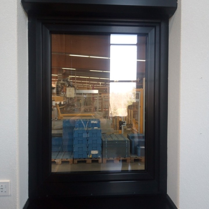 Die herkömmliche Einbausituation bei einem Fenster mit Vorsatzrollo und Fensterblech. Zu erkennen sind Montagelöcher, Schraubenköpfe und sog. Gewerkelöcher in denen durch Windeinwirkung das Wasser eindringen kann.
Im neuen Perfect - System verschwindet dies. Das modular aufgebaute Laibungssystem vereint mehrere Nutzungsebenen. Ganz Aussen ist die Beschattung ( hier ein Raffstore), in der Mitte ( hier unbelegt ) können eine dezentrale Lüftungseinheit oder eine Absturzsicherung ( frz. Balkon) verbaut werden.
In der Letzten Ebene direkt am Fensterflügel ist der Insektenschutz untergebracht.
Das Fensterblech wird direkt in die Aluschale des Fensters eingesteckt.
Dadurch ergibt sich eine laibungstiefe Verkleidung und eine besonders schlanke Ansicht des Fensters