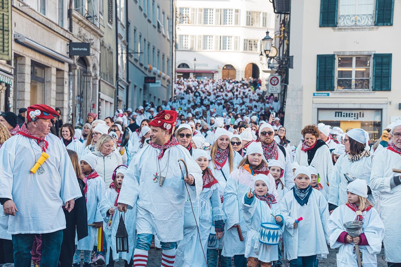 Chinderchesslete Solothurn 2023
.
.
.
.
.
.
.
.
.
#vorstadtzunft #vorstadtzunftsolothurn #fasnachtszunftvorstadt #stammzunft #solothurn #solothurncity #solothurntourismus #solothurnguide #solothurner #solothurnerin #solothurnfasnacht #solothurnerfasnacht #vorstadtsolothurn #vorstadt #wagenbauhunft #loooge #tribüne #honolulu #honolulufasnacht #alabonoer #fasnacht2023 #chinderchesslete