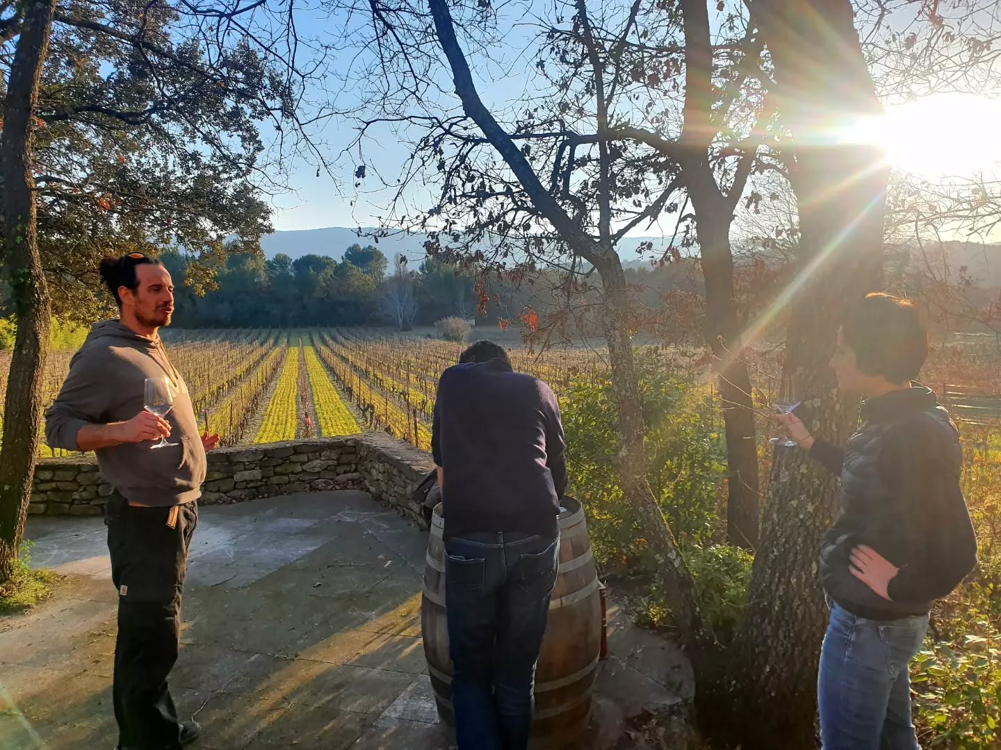 Séance d'assemblage sur barriques avec vue.
Blending session on barrels with a view.
#vignoblesmontthabor #vinsluberon #bonmoment
#altum500