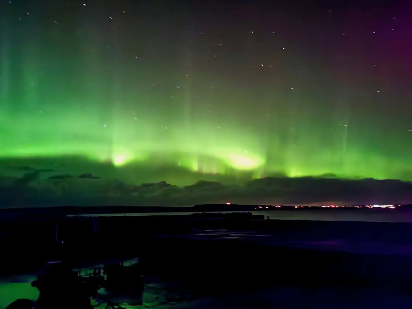 Feeling incredibly lucky to have been right place, right time to witness the Northern Lights last night - I've never seen them dance so brightly 💚💜
#northernlights #auroraborealis #nightsky #aurora #caithness #nc500 #castlehill #castletown #scottishhighlands #scotland #nightphotography #photography