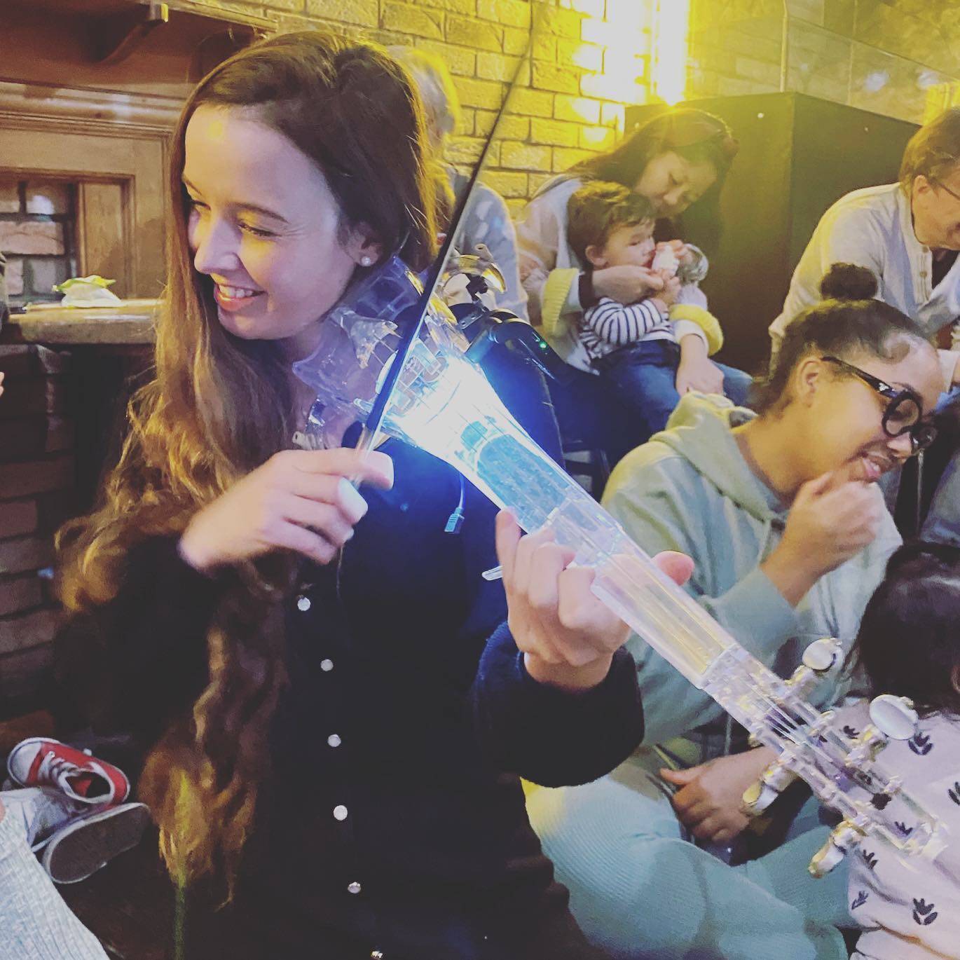 We ❤️ real music for young minds. Minijam only work with professional gigging musicians. How amazing for your mini people to experience such talent. My aunt was a concert pianist & that was my inspiration. Do you wish you were exposed to more live music as a child? To find out more about how music benefits young minds right from teeny weeny baby age, check out our website for various Ted Talks, BBC articles & other evidence based information. The science is clear - music helps the body & mind work better together. #mybabygenius #musicforbabiesandtoddlers