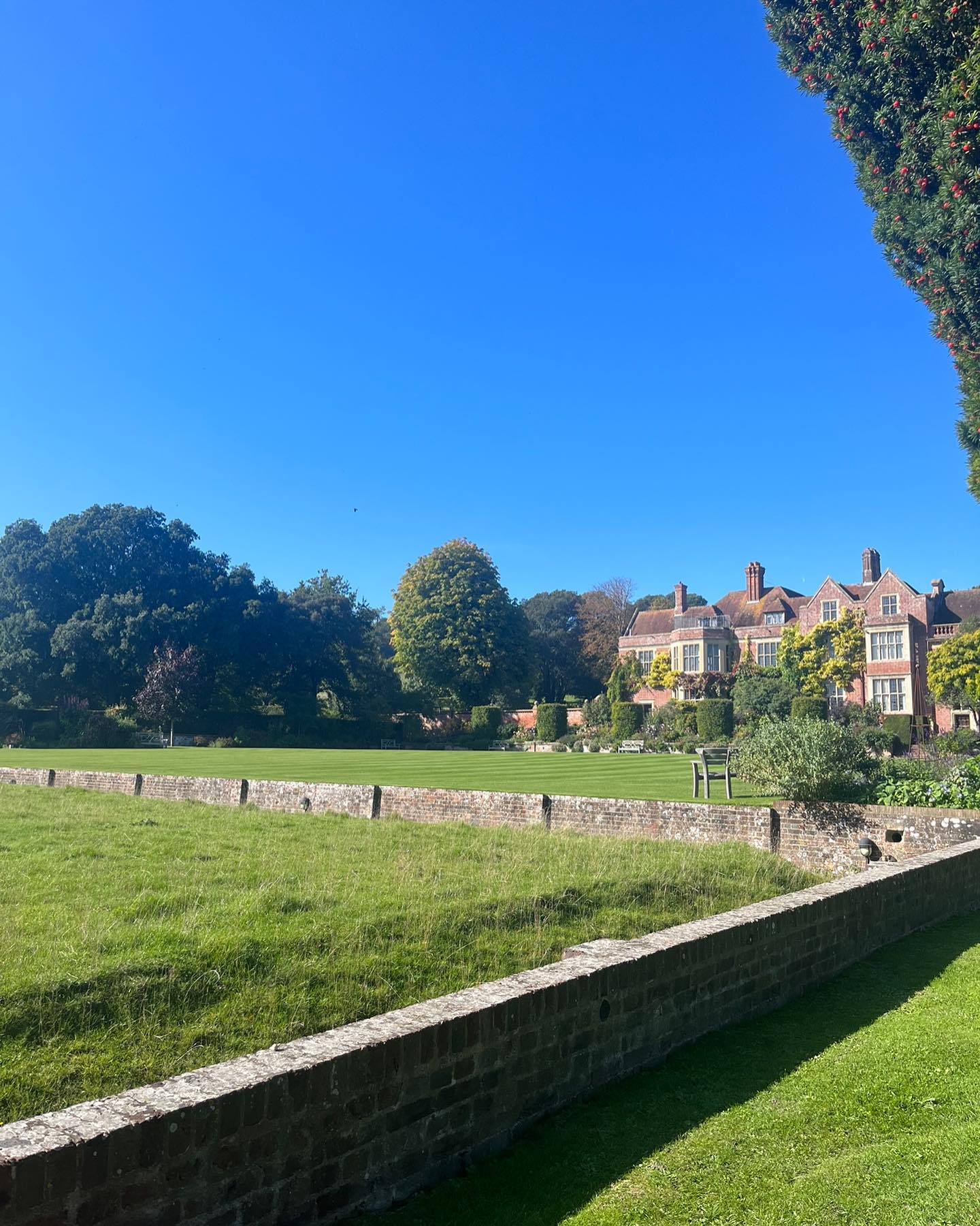 Our SWAP’ra retreat @glyndebourne begins today. 6 hard-working mums will head to the sussex countryside to tackle anything and everything to do with post-natal singing. We know this safe and inspiring place will help these talented women find their spark and help launch them into their career’s post-birth.
We have an incredible team working with them including @capinskirecordings @valentinevoicecare Victoria Newlyn, Kate Royal, Jane Robinson, Stephen Maughan, Emma Watkins and not forgetting our SMT team @kittywhately @sophie_director and @hannah.sandison
Thank you to everyone who made this dream of ours come true ✨
📷 @operacrumpet
1. Glyndebourne from the ha-ha
2. Glyndebourne lake
3. Stunning view from a practice room at Glyndebourne
4. The old green room, where some of our 1-2-1 sessions will take place
5. Back stage in the theatre
6. Our very own @operacrumpet with @kittywhately beautiful baby daughter in the gardens (a while ago now!)
#swapra #operamum #operasingersofinstagram #workingmum #retreat #postnatal #postpartumbody #glyndebourne