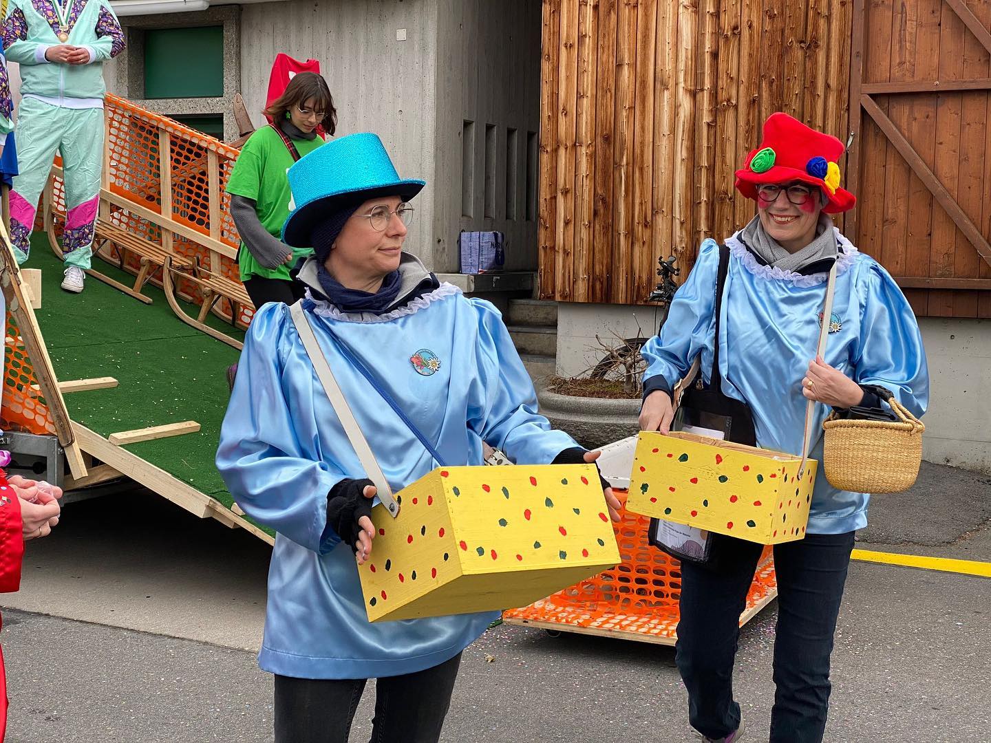 Am Fasnachtssonntag für einmal gänzlich unmusikalisch unterwegs…die MGW als Plakettenverkäufer am Fasi-Umzug in Walchwil @walchwilla