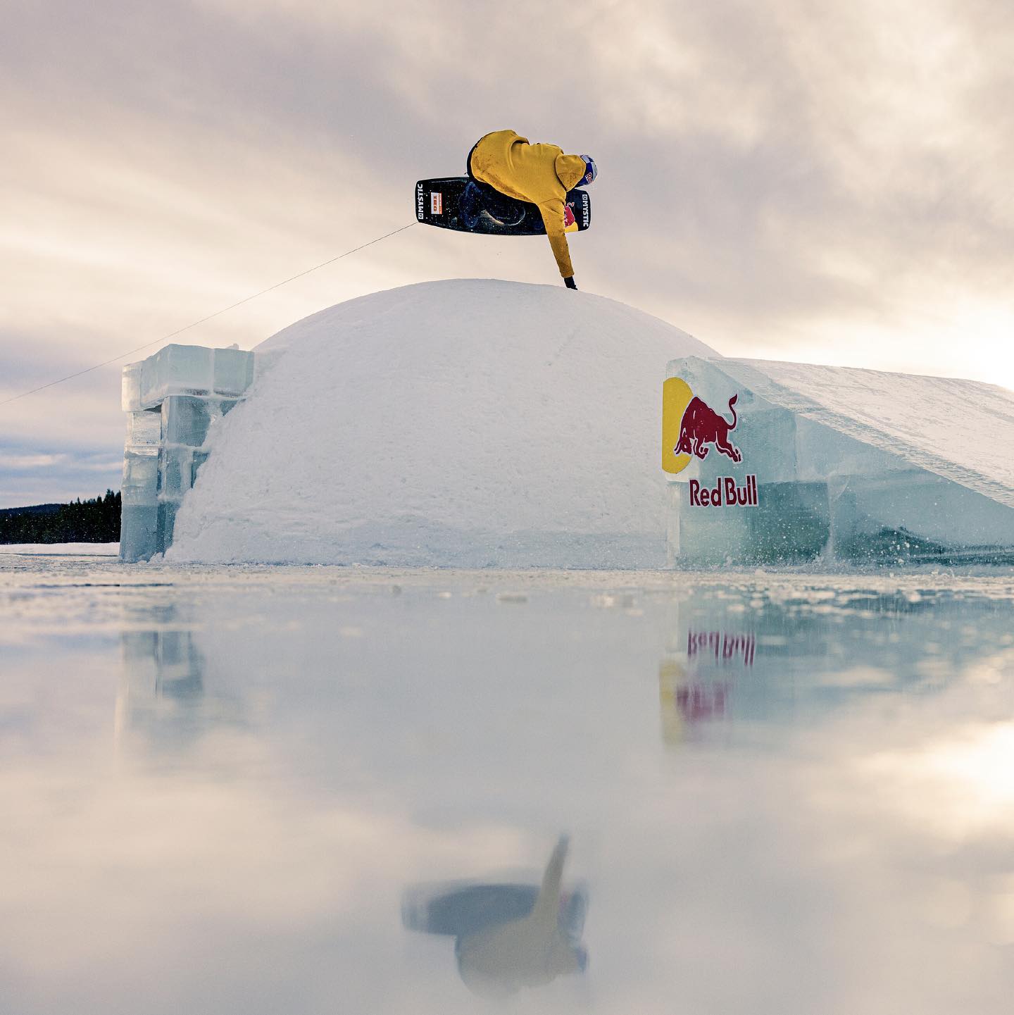 ✋🏻❄️ igloo handplant @domhernler
photo: @lorenzholder
@redbullgermany
#frozenlakewake #pulledbysculpture