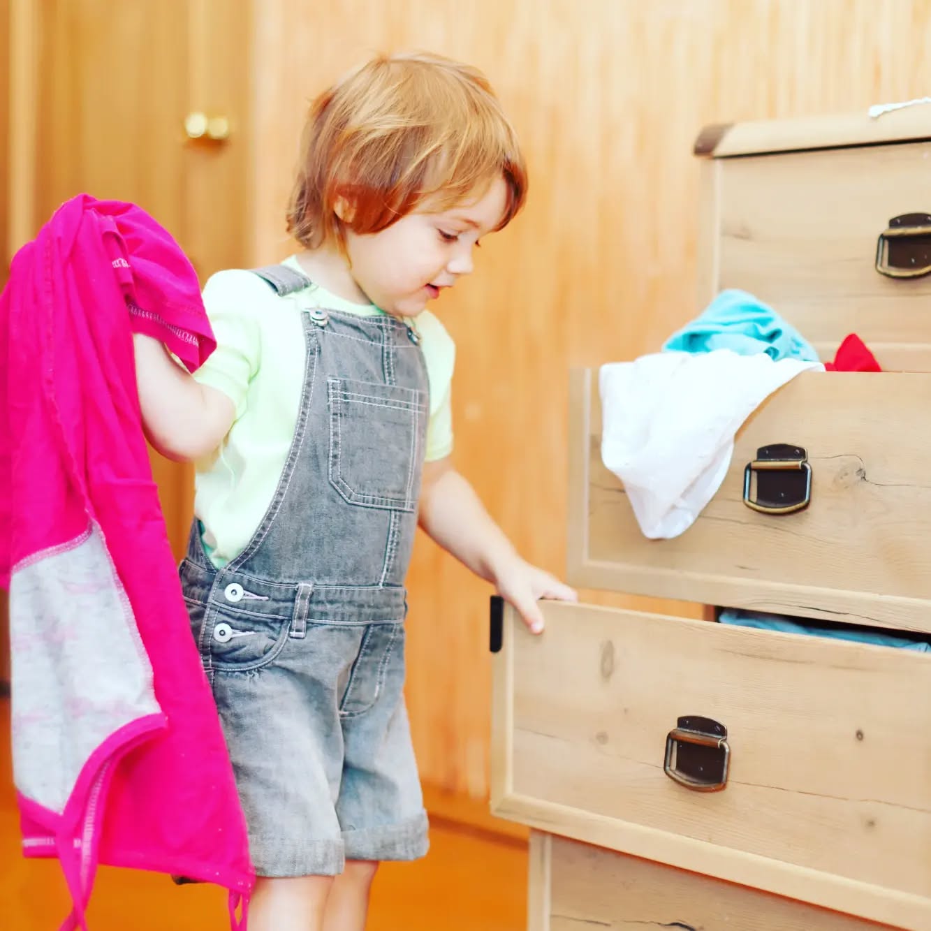 Die erste KonMari® Kategorie „Kleidung“ ist auch für Kinder oft am einfachsten zu lernen.
Tipp Nr. 3: Wenn sich dein Kind schwertut aufzuräumen, dann übt einfach ein paar Wochen lang die Kleidung wegzuräumen. Entweder am Abend oder in der Früh könnt ihr gemeinsam die Kleidung falten und einräumen. Selbst die Kleinsten können zum Beispiel damit beginnen, Socken zusammenzulegen und die richtigen Paare zu finden.
#kinderzimmer #kinderzimmerideen #kinderzeit #glueckssachen #sparkjoy #konmari #mariekondo #konmariconsultant #magiccleaning #ordnung #ordnungscoach #ordnungsberatung #aufräumen #ausmisten #entrümpeln #organisieren #ordnungshilfe #linz #leonding #oberösterreich
Image by Freepik bearfotos