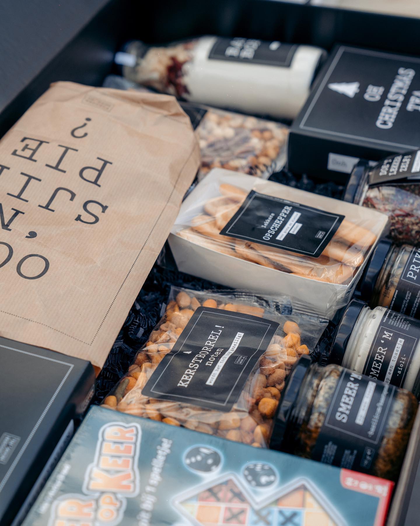 In the picture 📸
Op verzoek van de klant een maatwerkpakket van @gevenisleuker met een leuk familiespel #keeropkeer 🤩🤩
Natuurlijk verpakt in een luxe verpakking 💫
#maatwerk #geschenk #cadeau #pakket