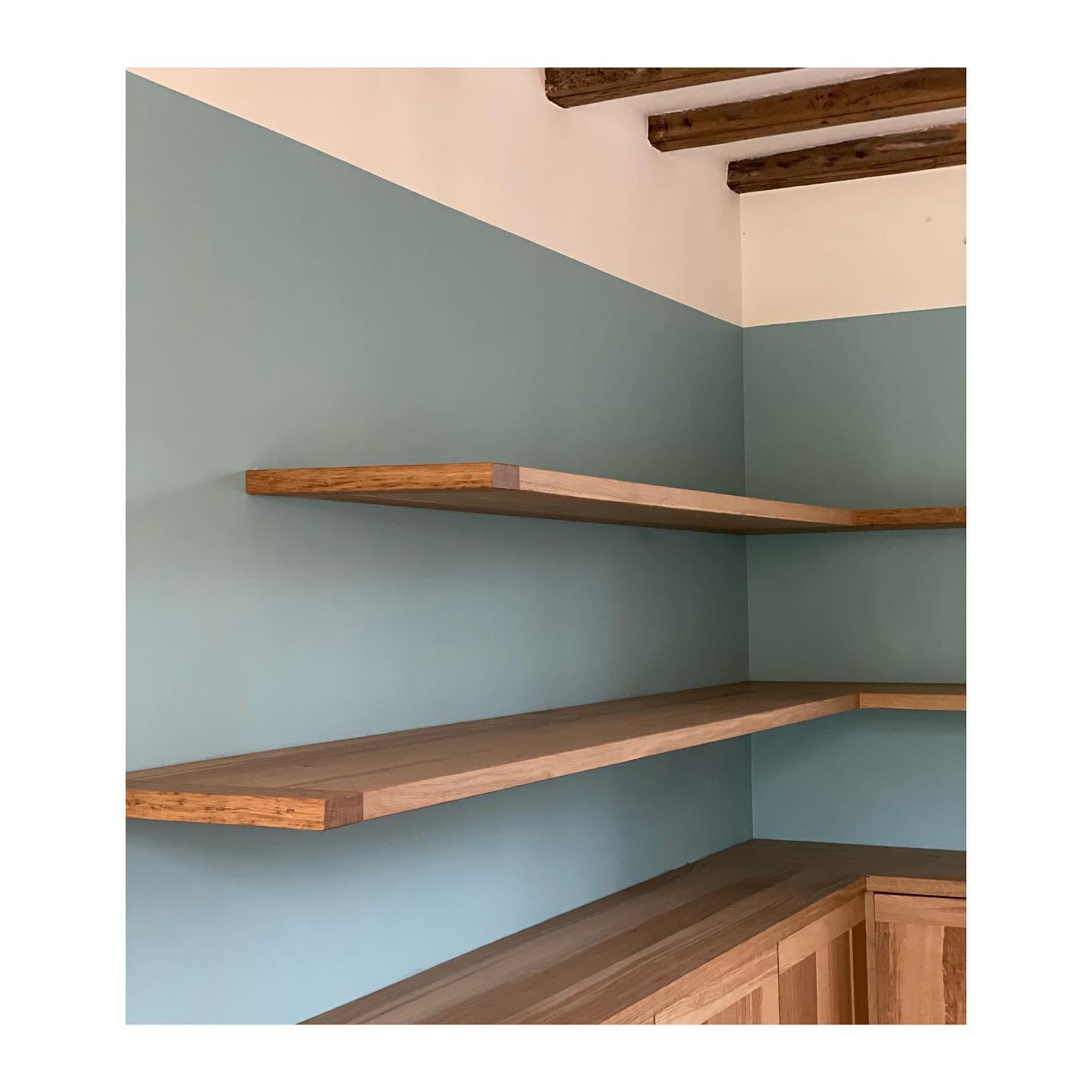 Angle coloré… Manoir du XVe en Normandie… #chantier #renovations #deco #design #decoration #decorations #decorationinterieure #decorationinterieur #decorateur #decorateurs #décorateur #renovation #maisondecor #inspiration #architecture #decos #agencement #embellissement #ameublement #designer #ancien #interieur #interieurs #maison #maisonspierre #cosy #madecoamoi #maisonmode #decoaddict #interior4all