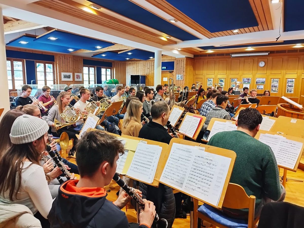 Am Wochenende haben wir wieder fleißig geprobt! 😉😎Register- und Gesamtproben standen auf dem Programm! Apropos Programm: in den nächsten Tagen werden wir auf unseren Kanälen unser Konzertprogramm genauer vorstellen! 🎶🎺🎼🎷😊
Nicht vergessen: Samstag 11.3.2023 um 20.00 im Tauerncenter in Matrei!
Eintritt frei!
@blasmusikverbandtirol @osttirolbergtirol
#sinfonischesblasorchester #bpho #osttirol #tauerncentermatrei #probenarbeit #probenwochenende #seidabei #konzert #adfestum #solistinnen #uraufführung