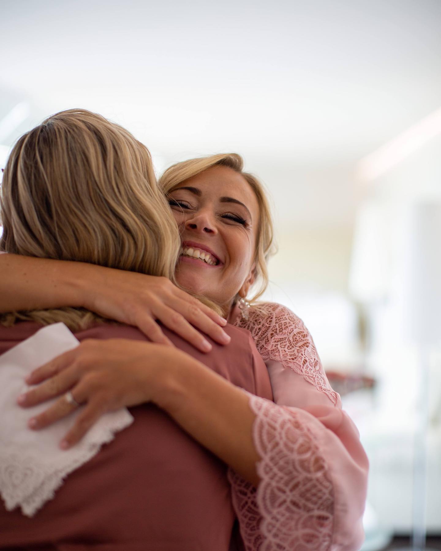 For me a wedding is not only about the perfect picture. It is a about micro moments. Either you see them or you don’t. But it gives you the opportunity to join the whole day again from 50 different perspectives. Here is a series of these little moments. #weddingphotographygermany
#germanweddingphotographer #germanweddingphotography
#bridetobeinGermany
#loveinGermany
#germanyweddinginspiration
#germanbride
#germanwedding
#weddingphotographerinGermany
#germanweddingideas