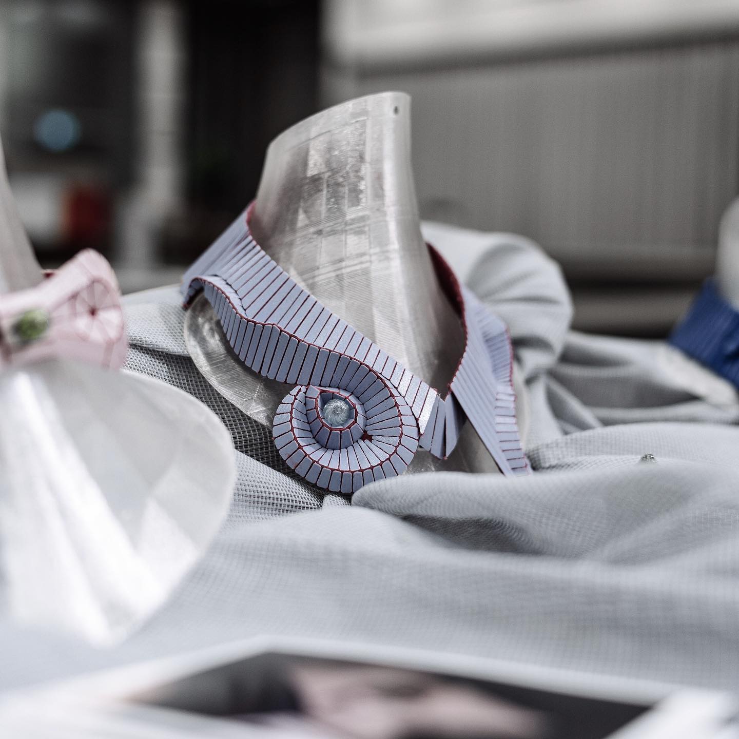 A heap of discarded things, now fashioned anew.
3D printed recycled glass+3D printed ocean plastic.
Designer @julia.bigerl
Technology Partner @swarovski @designingfuturerealities @tide_oceanmaterial @iwk.ost
Photographer @felixdallago
♻️🌟 #sustainablestyle #reducewaste #oceanplastic #3dprinting #recycledfashion