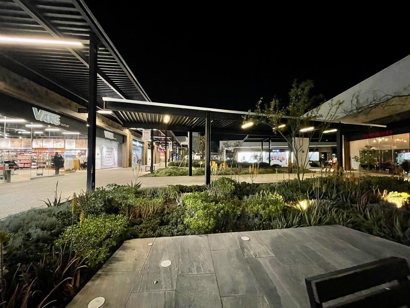 Buen espacio para descansar dentro de una plaza comercial…
.
.
.
#retaildesign #retailtherapy #architecture #centroscomerciales