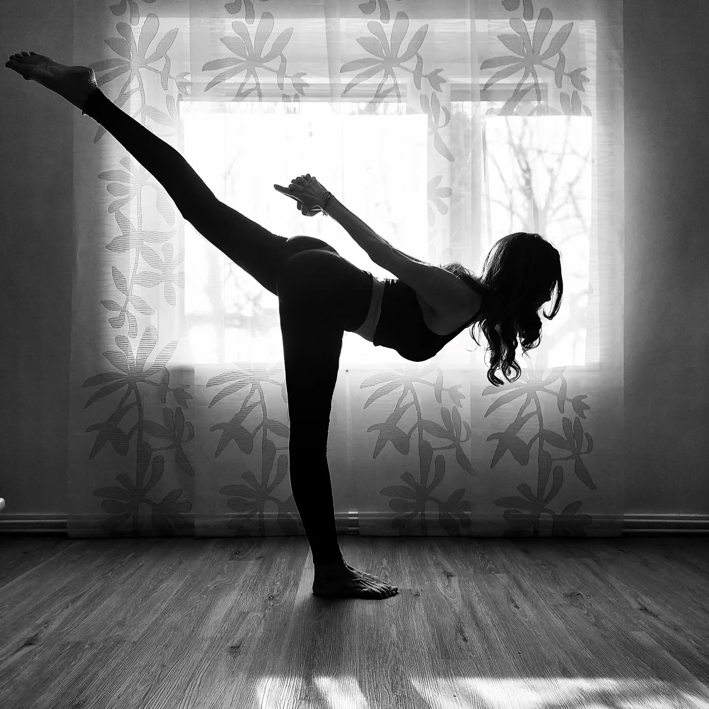 Der beste Weg für mich, um meinen Geist von unerwünschten Gedanken zu befreien, mich mit meinem Inneren zu verbinden und mich gut zu fühlen?
💫 BEWEGUNG 💫
#dotriyoga #dotriflow #movement #yogaandpilates #yogaheals #yogalover #movementismedicine #movementheals #dowhatyoulove #stayinlove #flexibility #strenght #challengeyourself #yogamakesmehappy #fitwith50 #stayfit #stayinmotion