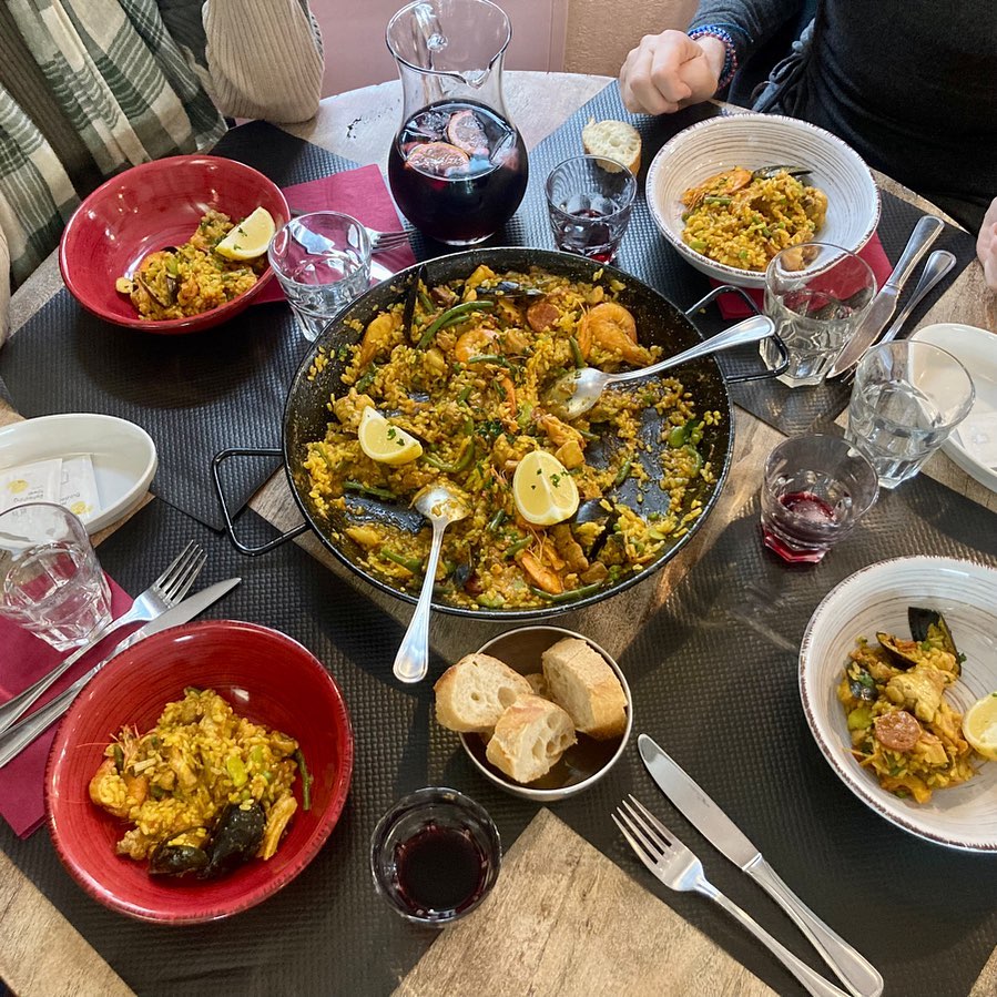 3 solutions pour profiter de notre délicieuse paella 🥘
#restaurant
Déguster sur place le 1er jeudi du mois ou en réservant 24h à l’avance pour minimum 4 personnes.
#venteaemporter Commander 24h avant pour 4 à 15 pers réchauffer la paella dans votre four.
(Chèque de caution à prévoir en échange du plat)
#traiteur
Le chef se déplace sur le lieu de votre repas pour préparer la paella sous vos yeux, pour 35 à 100 pers.
Et pour plus de renseignements, n’hésitez pas à nous contacter par téléphone au 03 26 40 74 80