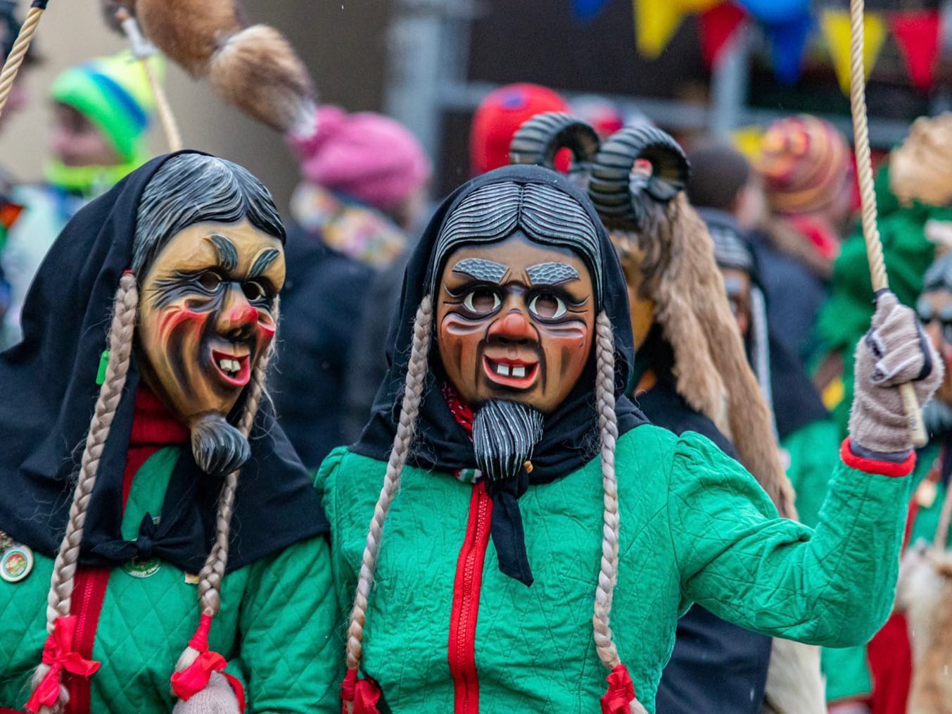 #FasnetRückblick Tag4,
am Fasnet Sonndig,
war es wieder soweit, viele Cliquen, Gruppen und Vereine sind nach teilweise tagelangen Vorbereitungen und der Corona Durststrecke endlich wieder in ihr Kostüm geschlüpft. Bis dann um 14:00 der Startschuss für den großen Sonndig Umzug in de Schone viel. Dieses Jahr, nach 2 jähriger Corona Abstinenz, war es wieder mit einer wirklich tollen Anzahl von Umzugsgruppen und Cliquen aller Art ein großes Fest. Unteranderem waren 8 verschiedene Umzugsgruppen am Sonndig auf den Straßen, als Hippies, Clowns, s‘Kasperle, die Kuttlematte Waldgeister, Rötkappchen und der böse Wolf, Maler Börsigs Nachwuchs, die Hexen vom Schützenverein, Kurkapelle Schonach, die Weltcup Scheichs vom Narrenrat und unzählige Geißenmägde und Geißenmeckerer. Dabei wurden die zahlreichen Besucher dieses Jahr mit allerlei Leckereien 🍰 und edlen Tropfen verwöhnt 🍸. Das Wetter hat glücklicherweise, trotz etwas unsicheren Vorhersagen sehr gut gehalten und hat zu einer tollen Stimmung auf den Straßen gesorgt. Im Anschluss herrschte wieder buntes närrisches Treiben im Dorf. An dieser Stelle muss man ein großes Dankeschön aussprechen, auf das alle und nächstes Jahr vllt. sogar noch ein paar mehr Gruppen am traditionellen Fasnet Sonndig mit dabei sind. Ihr seid spitze! 🎭🎉
Quelle Titelbild: Marc-Leon Schwarzer
#nzschonach #geißenmagd #geißenmeckerer #schonach #batzewecke #esgohtdegege #fasnet #fasnet2023 #2023 #verbandoberrheinischernarrenzünfte #narrenzunft #narrinarro #brauchtum #carnival #party #fun #people #tradition #blackforest #love #schwarzwald #nature #history #bepartofit #germany #mask #wood #winter #culture