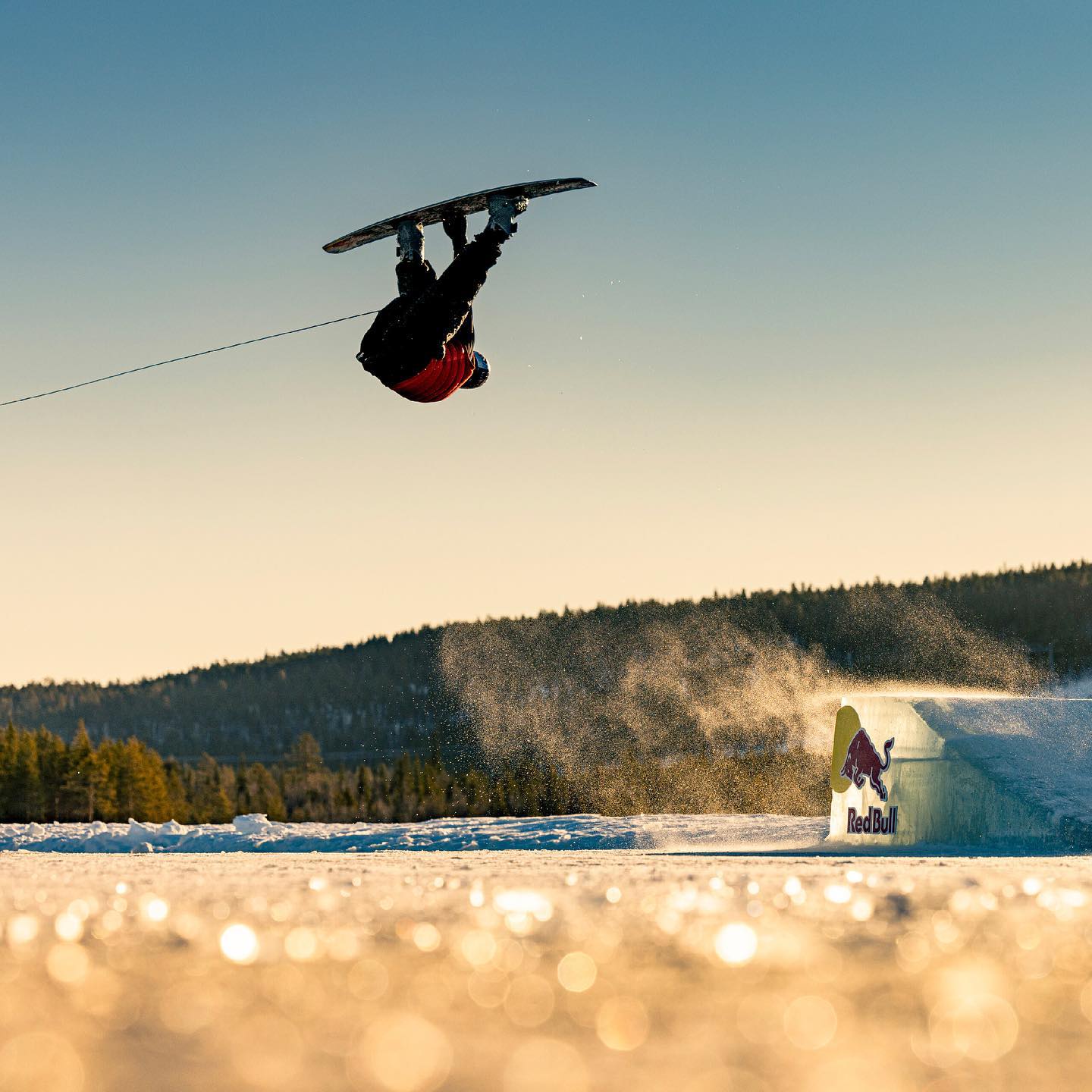 riding three different states of water … @felixgeorgii front roll indy
photo @lorenzholder @redbullgermany
#frozenlakewake #articcircle #pulledbysculpture