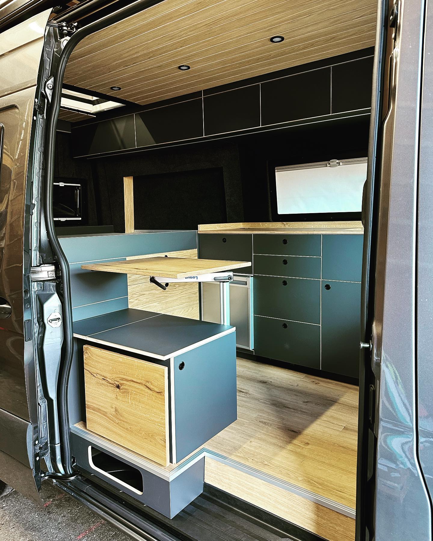 #takehomethursday
new build by day☀️
#happycustomer #vanbuild #selfmade #individual #camper #vans #camperlife