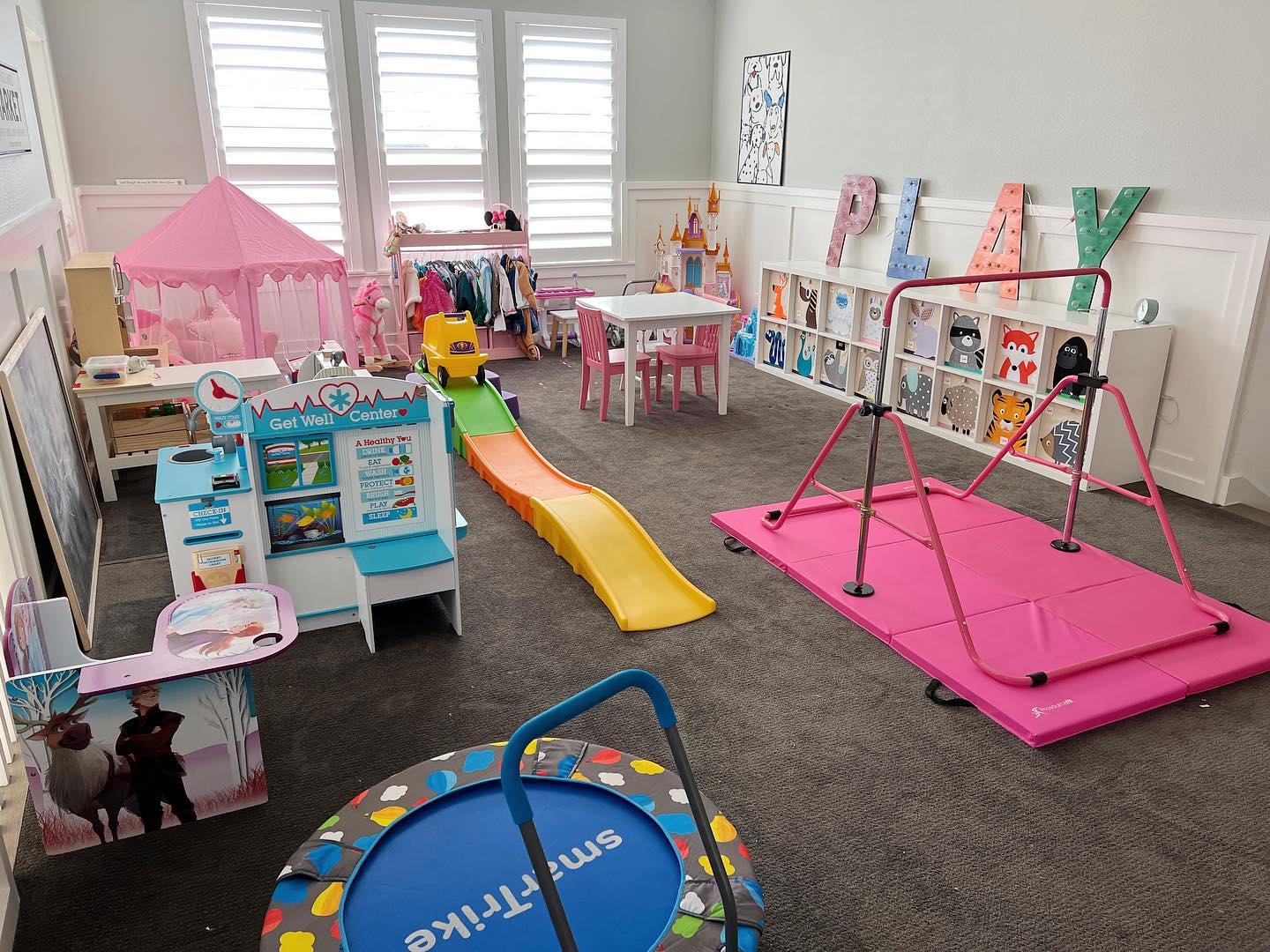 We gave this playroom a major overhaul today 💪🏻
We removed excess furniture, pillows, and so many stuffies 🧸 we also donated a lot of items this little one has outgrown.
With a little rearranging, we were able to clear half of the room and make space for a gymnastics area. This is now a lot more usable for our clients little girl.