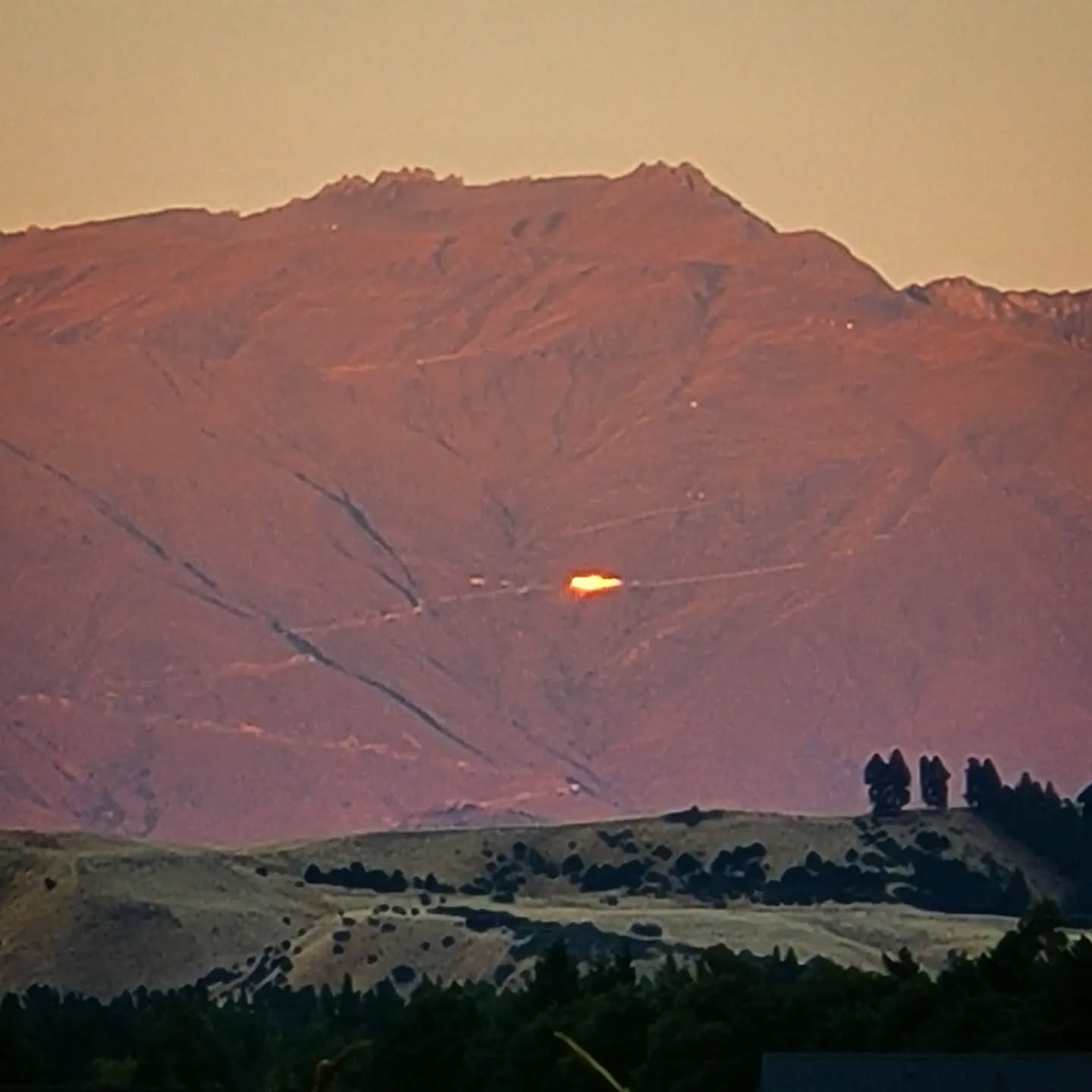 Our nearby fav ski area is Treblecone, and it's "base" lodge reflects the sunrise rays seen from Hawea in the foreground. The access road to the skifield's base can clearly be seen zig-zagging up the esarpment.
.
.
.
@purenewzealand #newzealand #wanaka #lovewanaka @wanaka #mountainspirit #treblecone