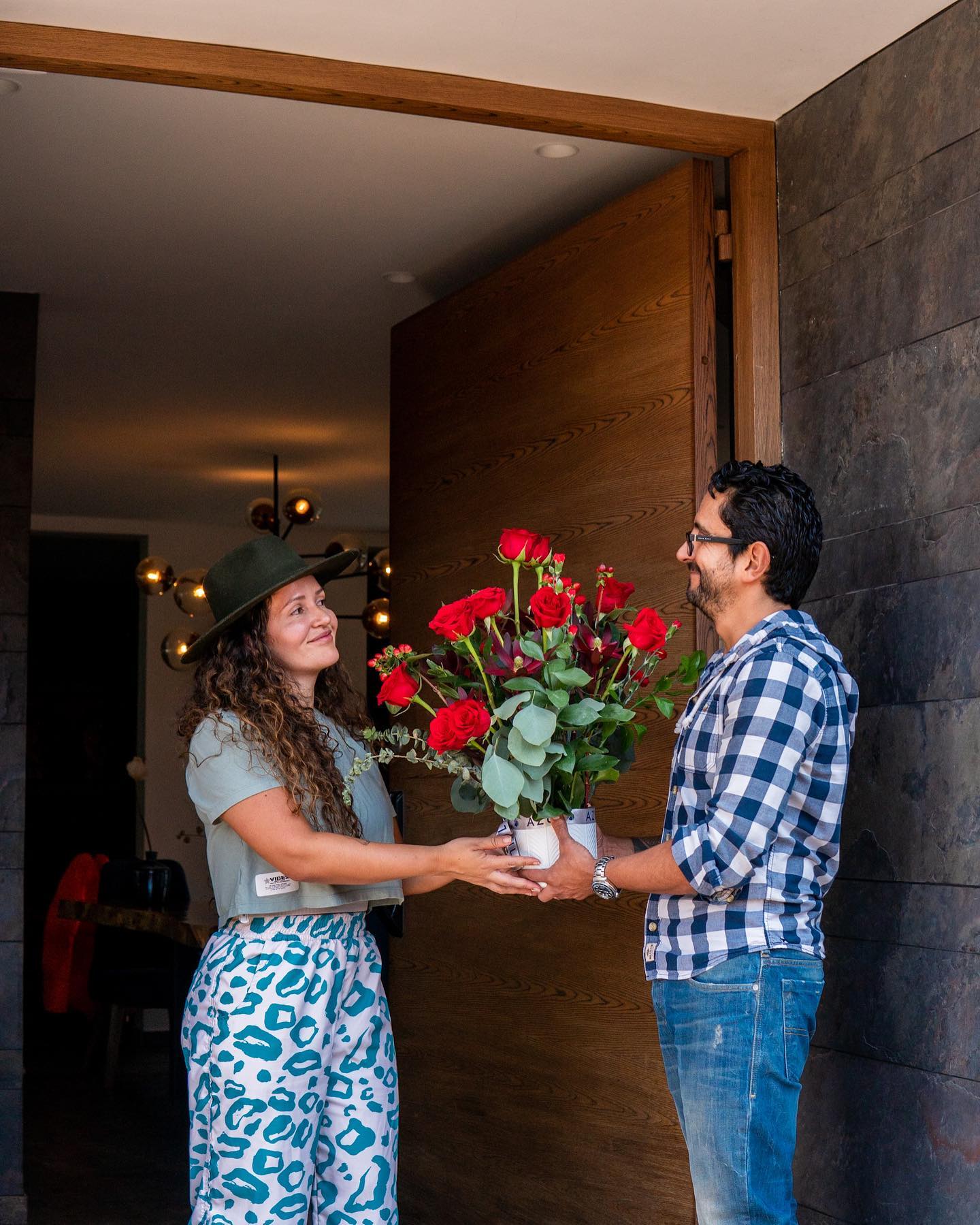 Le apuesto al A M O R , ese sentimiento que prevalece con los años.
Hace varios años me di una nueva oportunidad en el amor, y ha sido mi mejor decisión. Aún está esa mirada encantadora con la que me conquistó. 🫣 En él encontré un amigo, apoyo e incondicionalidad, y no se imaginan el equipo que armamos.
Después de vivir muchos desaciertos, un corazón roto 💔 y mucha desesperanza encontré ese lugar que me da paz.
Por eso hoy le escribo a esa persona que lo ha perdido todo, tranquila, el tiempo pasa, el tiempo todo lo cura y volverás a creer, a confiar…porque la VIDA te ama.
Este mensaje para mi esposo @esofagogastro gracias por ser parte de mi vida, estoy cursi.